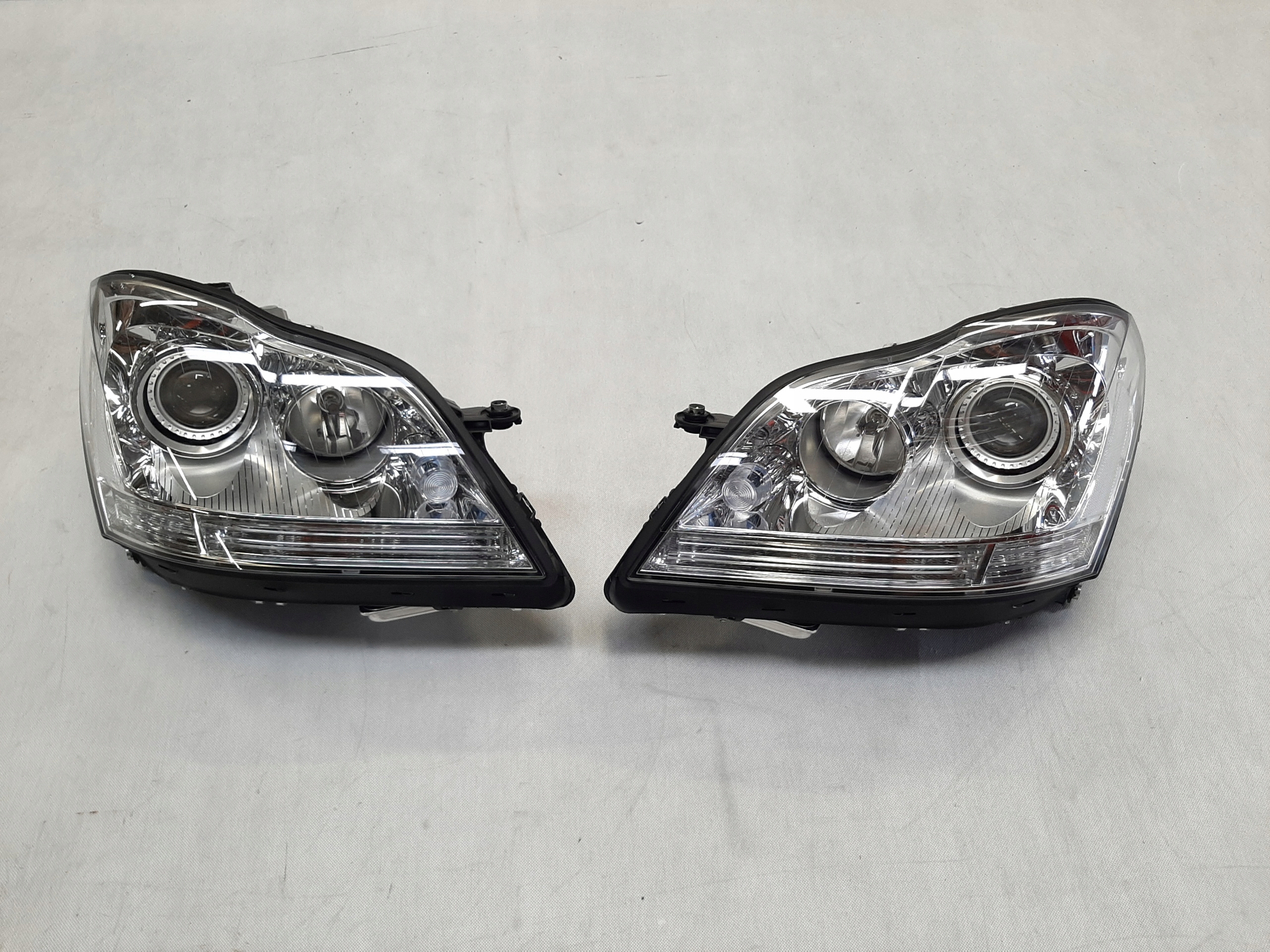 Mercedes ML W164 Reflektor Lampa Xenon KOMPLET A1648205159 A1648205259