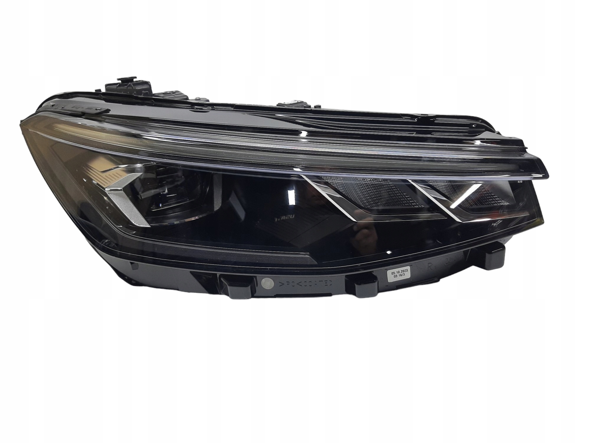 VW Passa B9 2024-> Reflektor Prawy Lampa Prawa LED Valeo 3J1941006