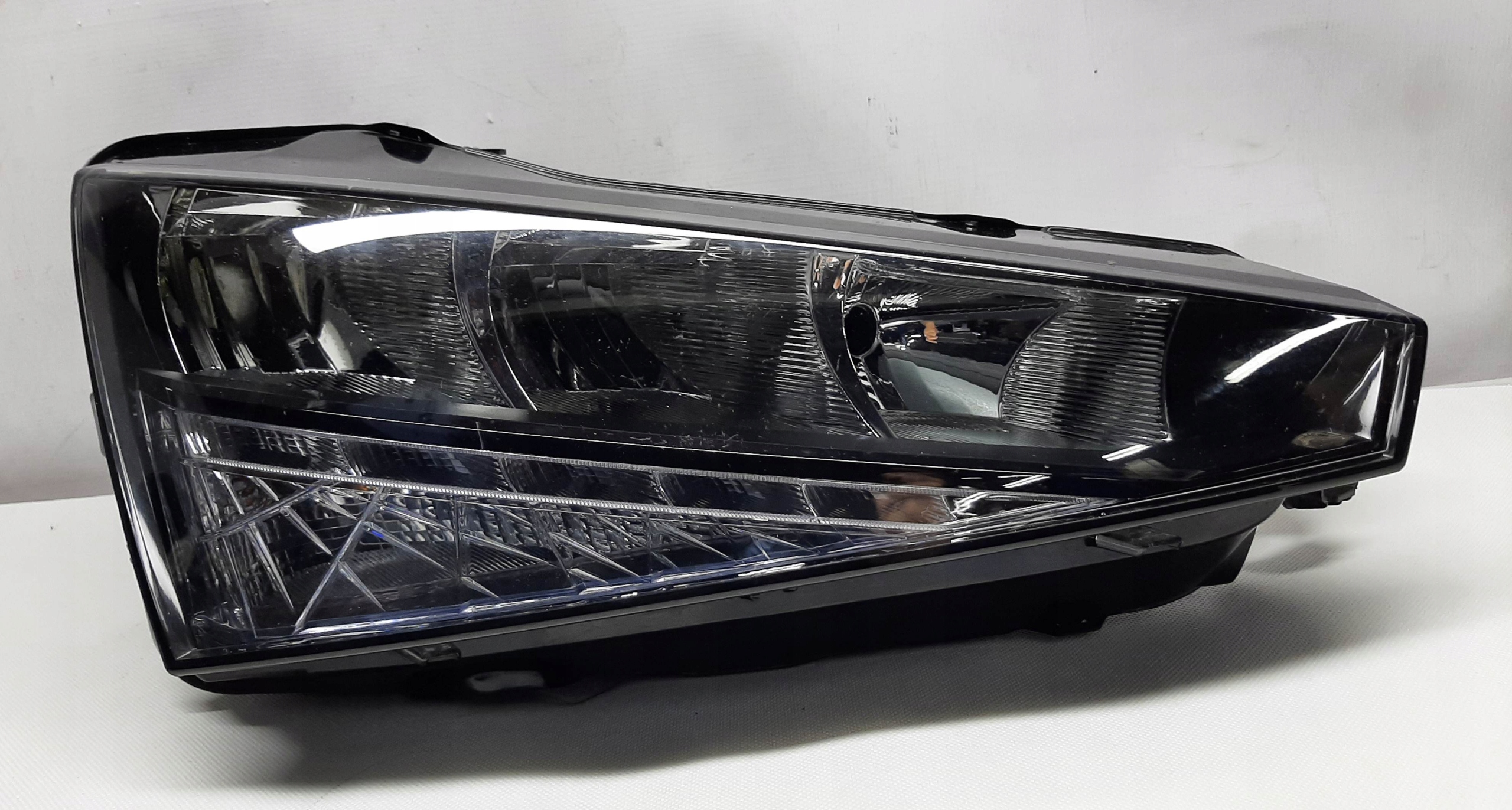 Skoda Scala Lampa prawa Reflektor 657941016