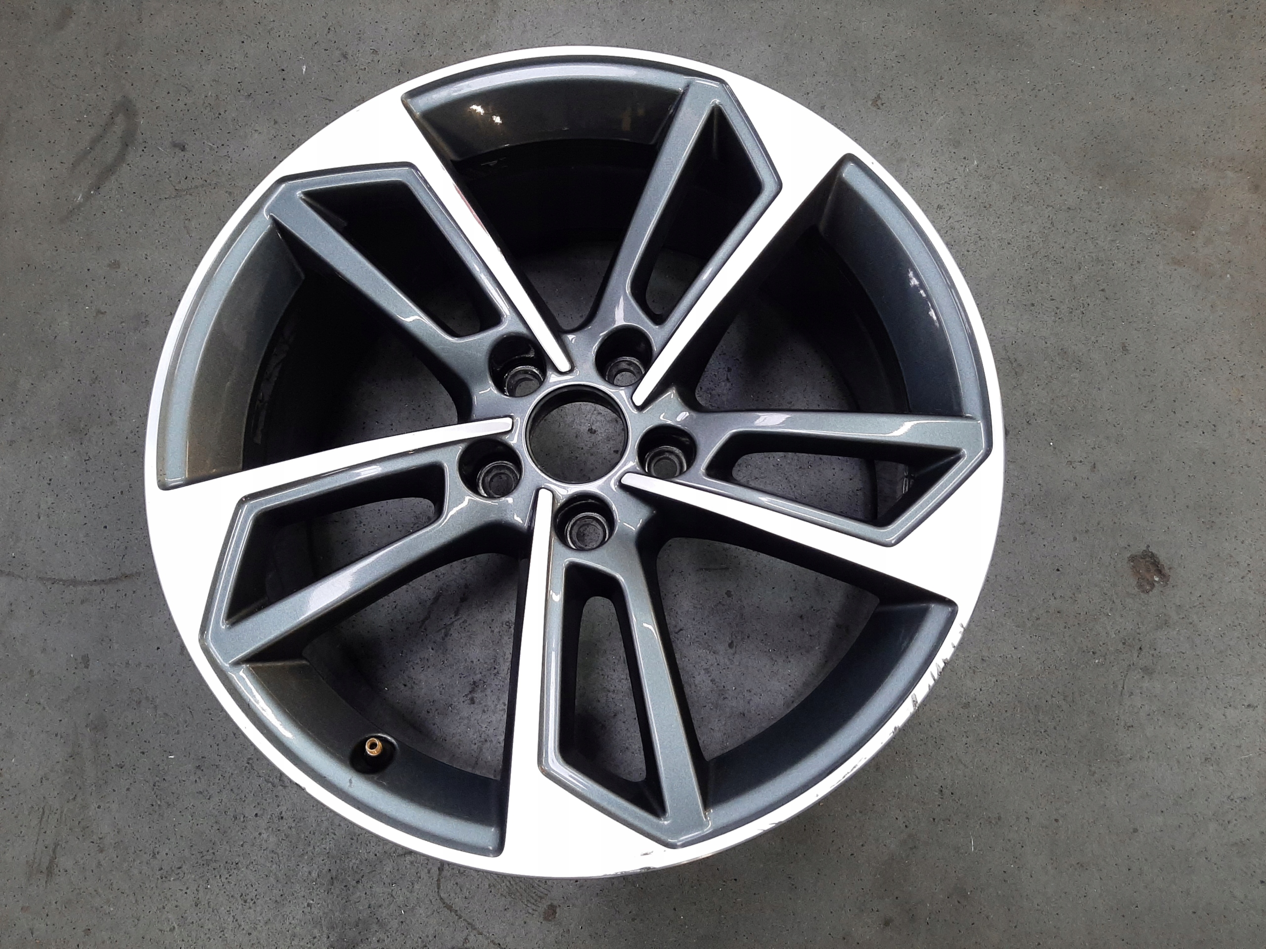 Audi A4 B9 R18 5X112 8J Felga aluminiowa BBS 8W0601025DL