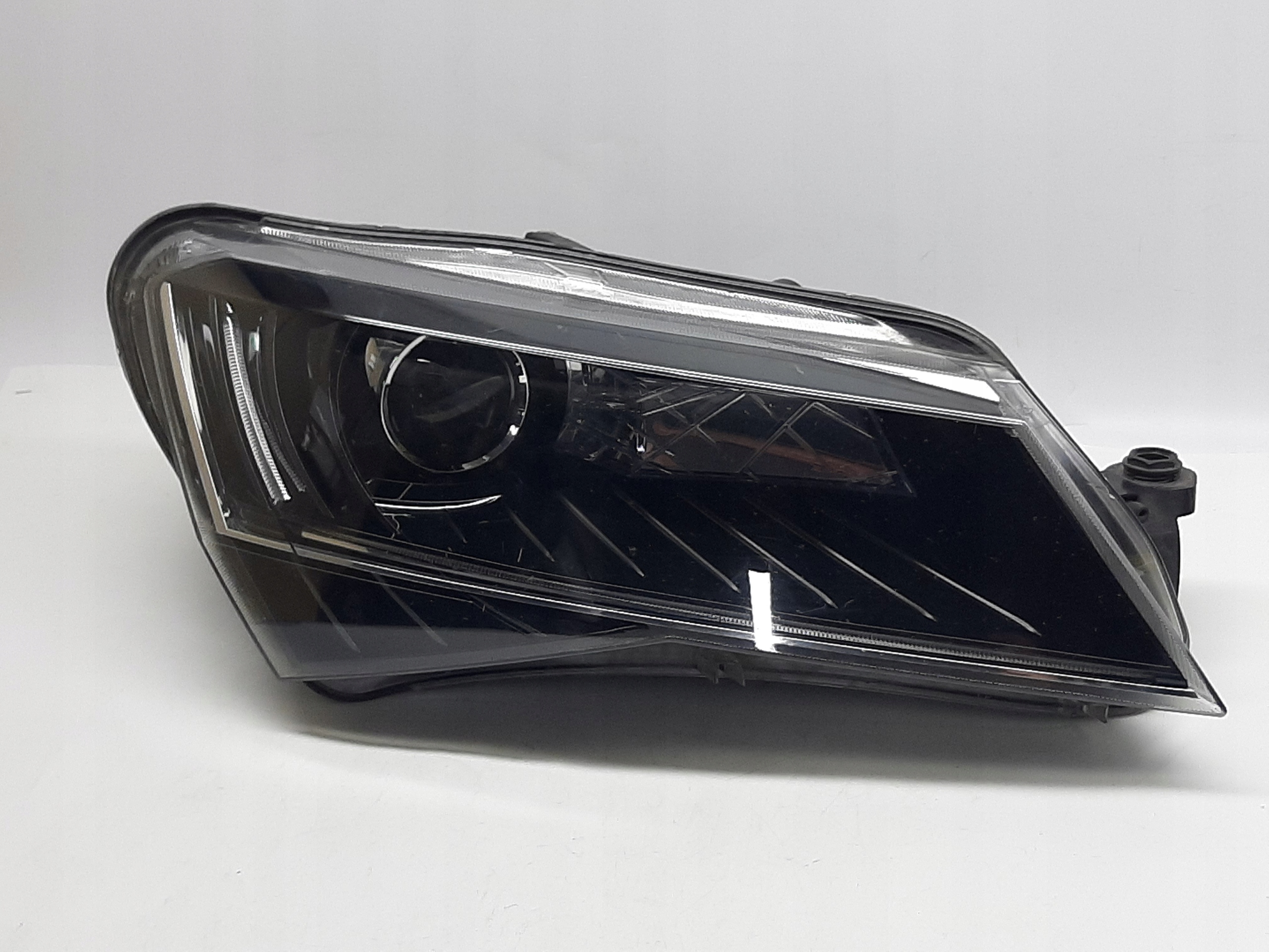 Skoda Superb III Reflektor Lampa Xenon Led PRAWA 3V1941016B