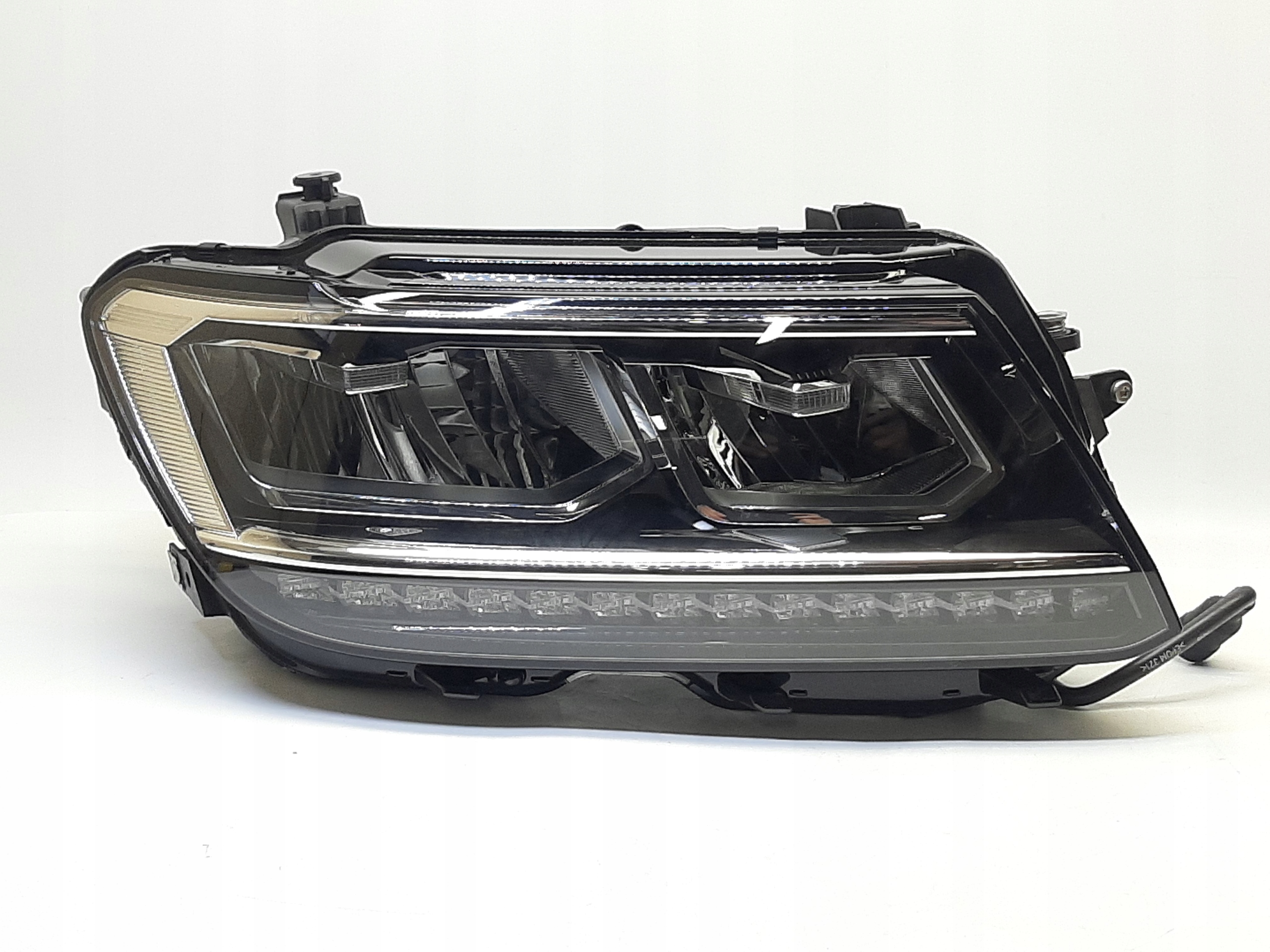 VW Tiguan II Reflektor Lampa Led PRAWA 5NB941036D