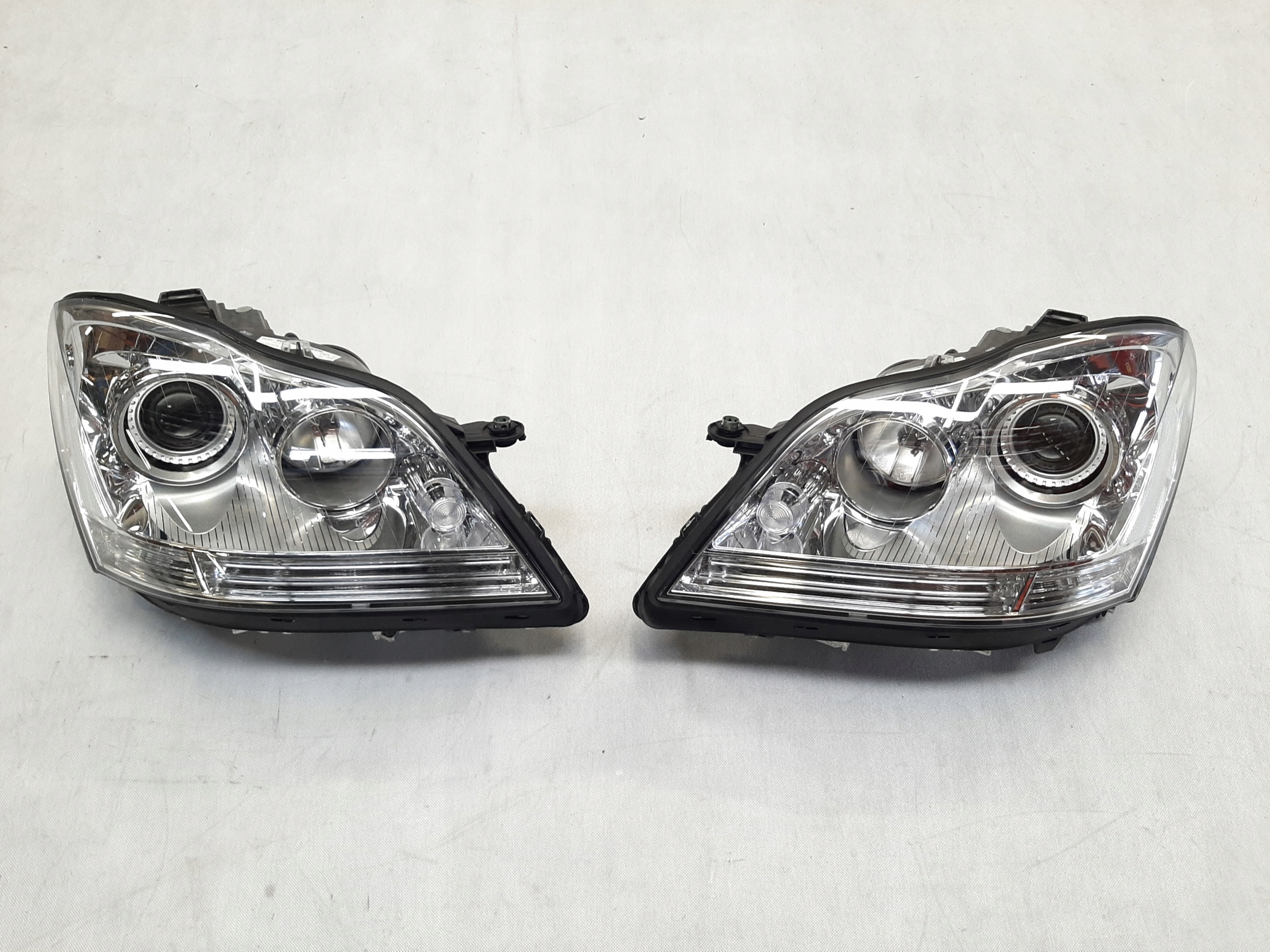 Mercedes ML W164 Reflektor Lampa Xenon KOMPLET A1648203161 A1648203261