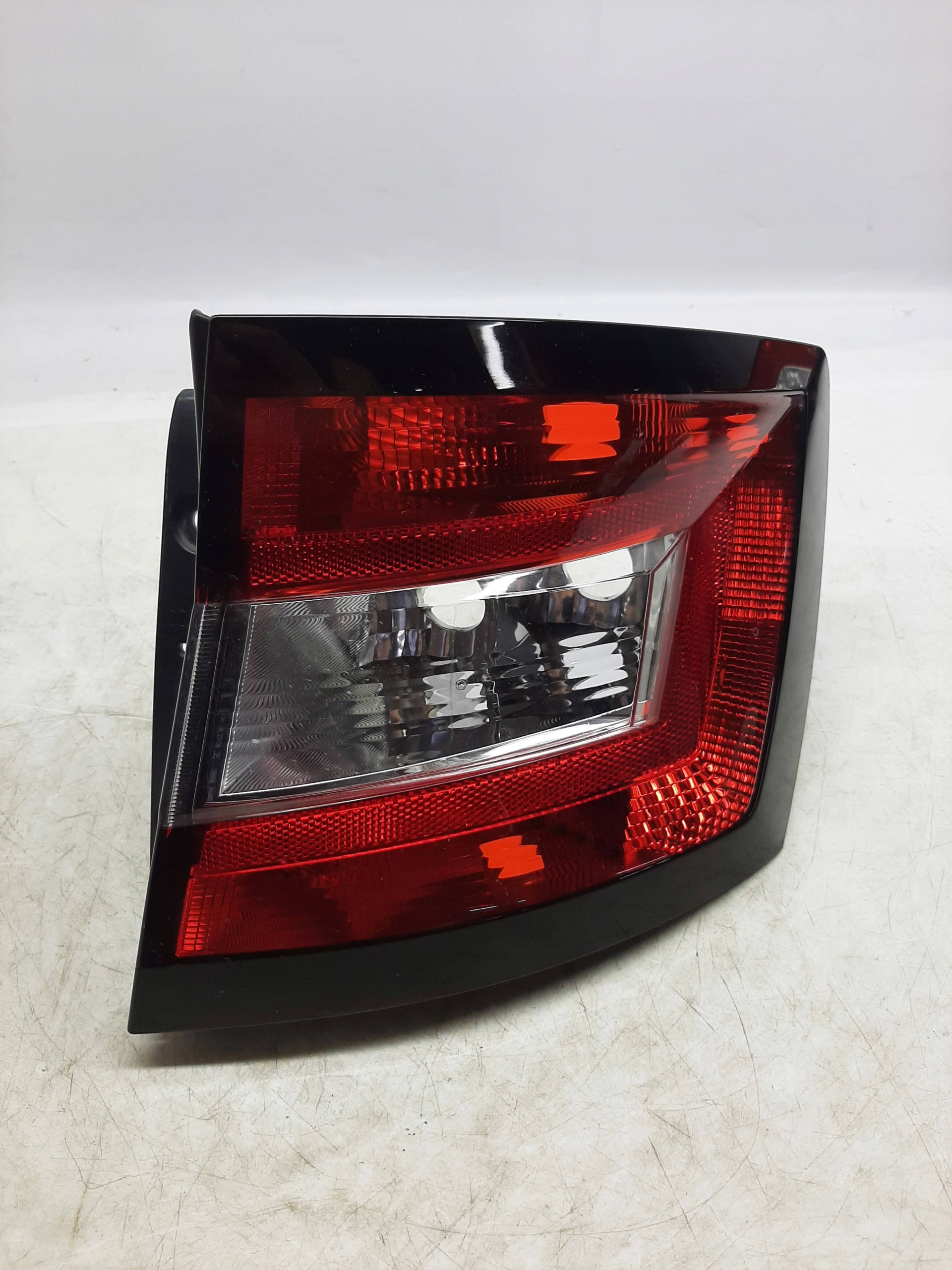 SKODA FABIA III COMBI LAMPA PRAWA TYLNA TYŁ 6V9945096