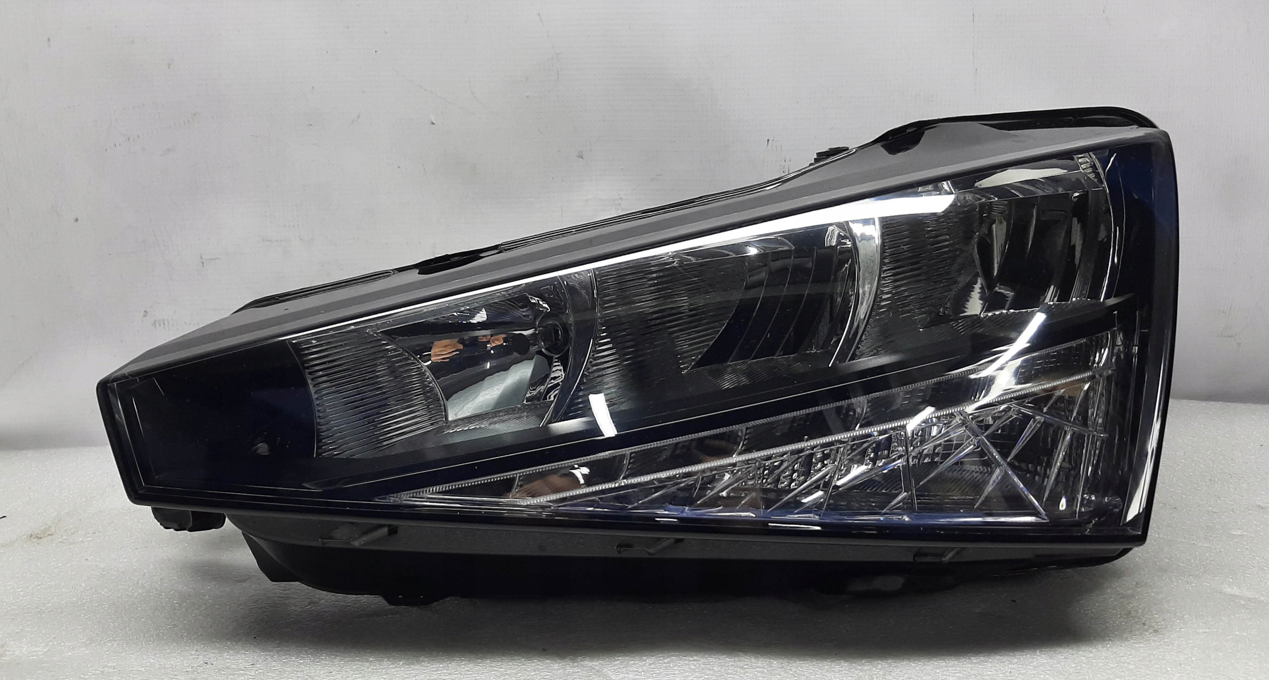 Skoda Scala Lampa lewa Reflektor 657941015