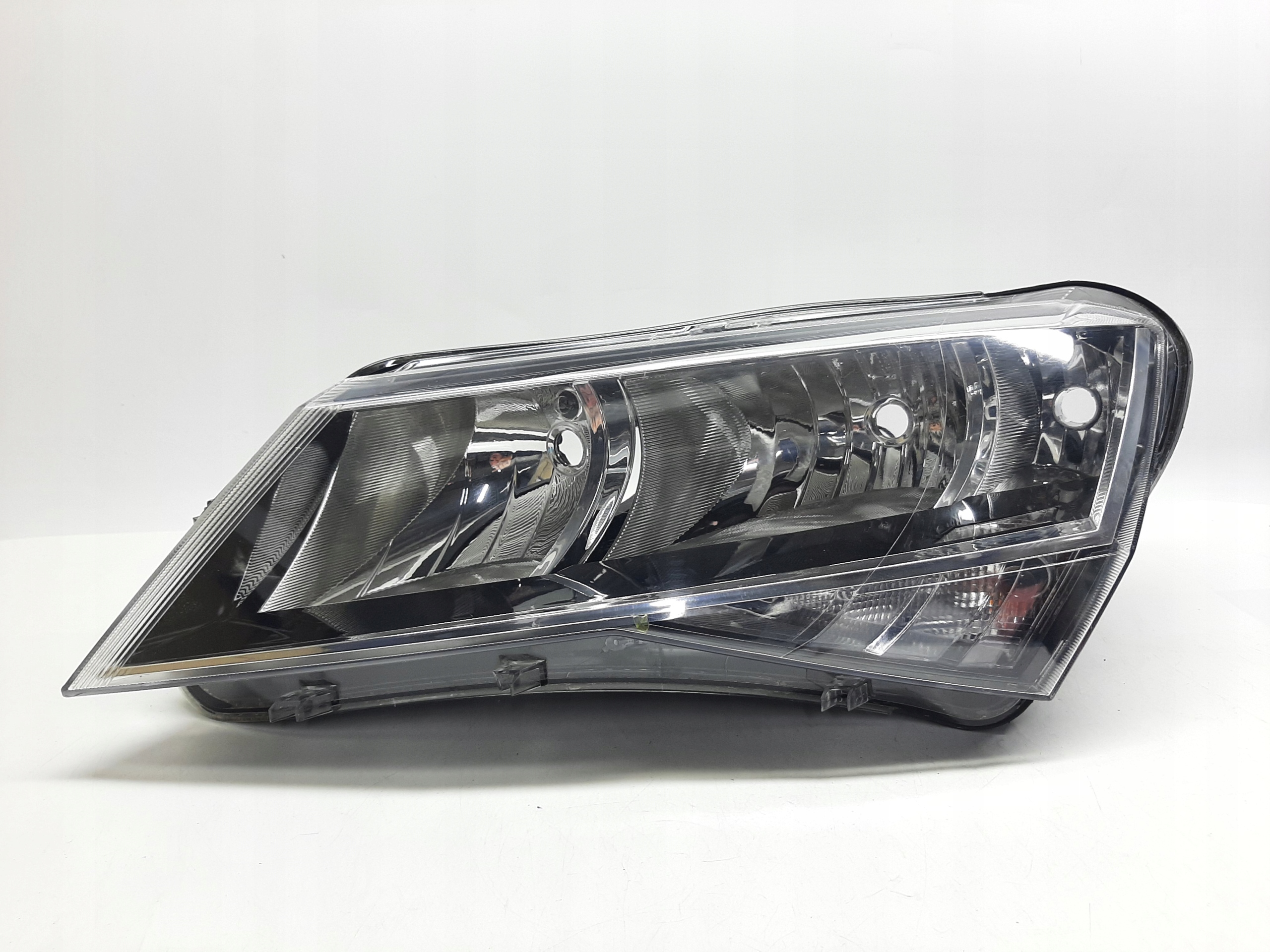 Skoda Superb III Reflektor Lampa LEWA 3V1941015