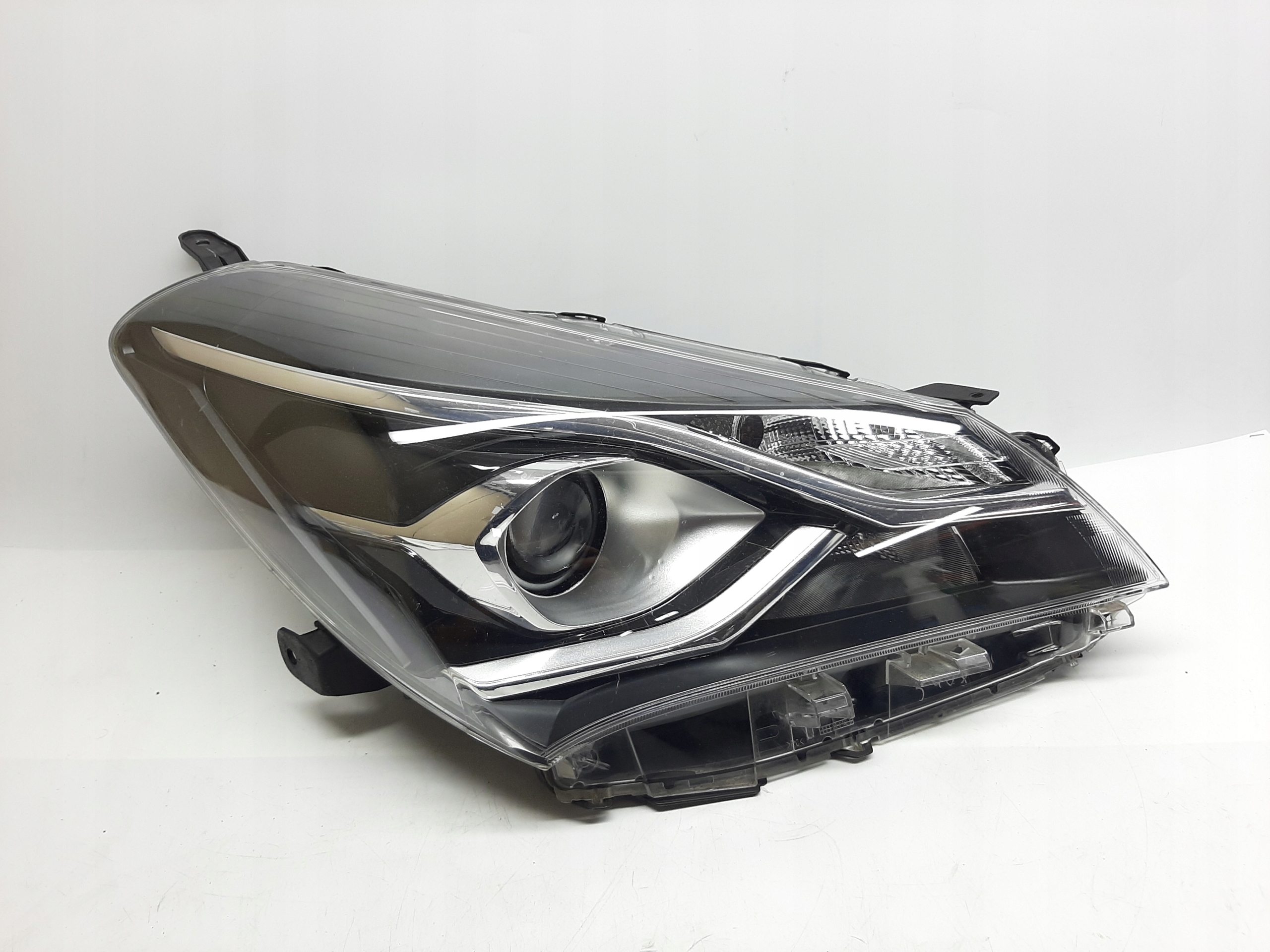 Toyota Yaris III Lift Reflektor Lampa Przednia Prawa