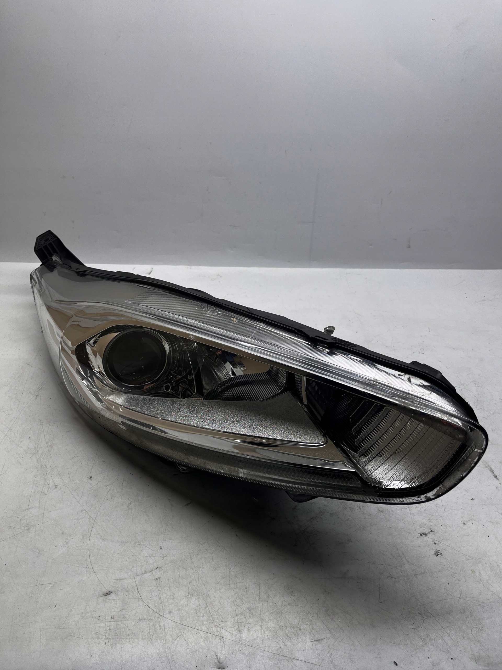 FORD FIESTA LAMPA REFLEKTOR PRAWY PRZÓD C1BB-13W029-CD