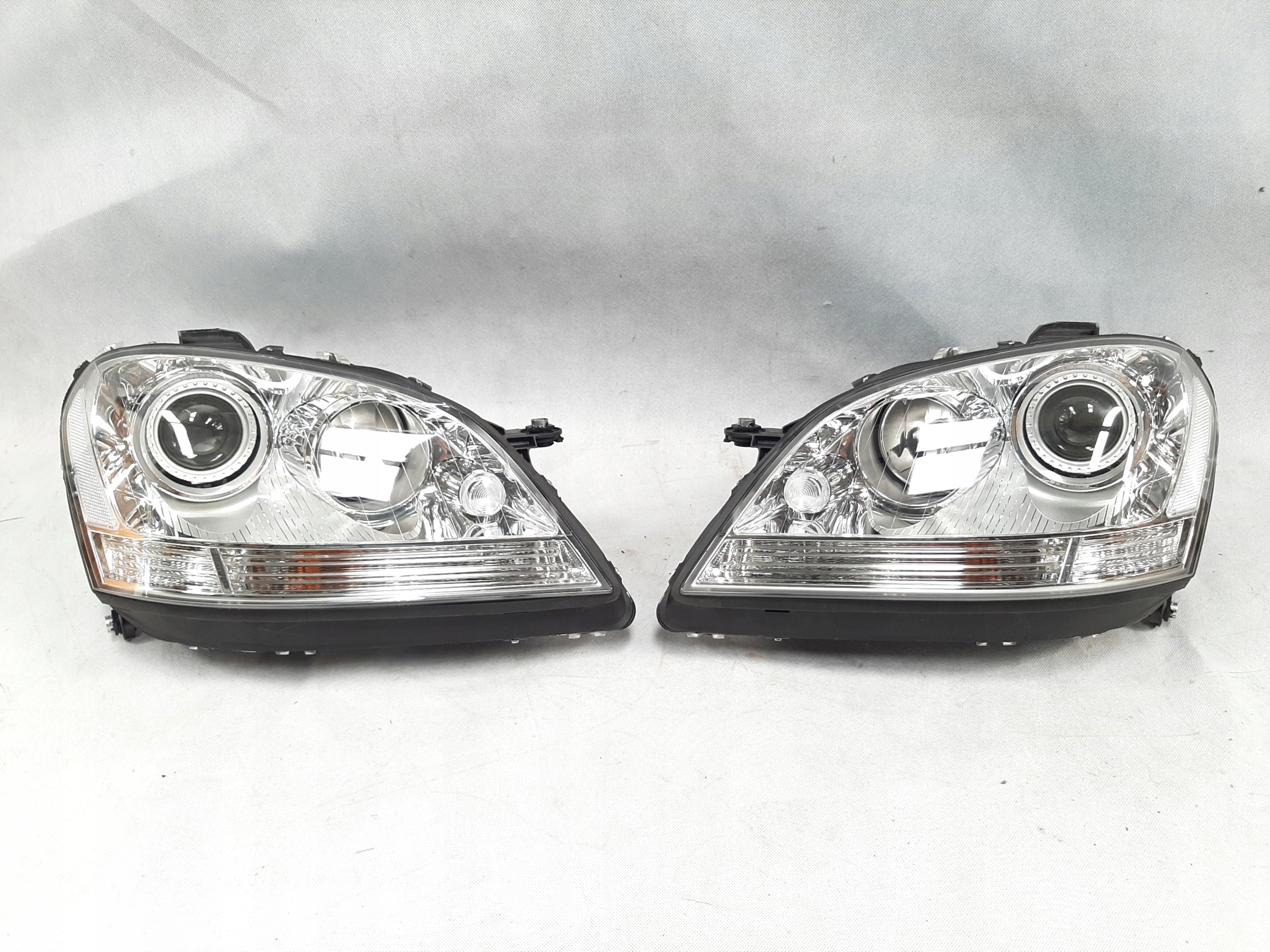 Mercedes ML W164 Reflektory Lampy Komplet Lewa Prawa Hella A1648201061 0961