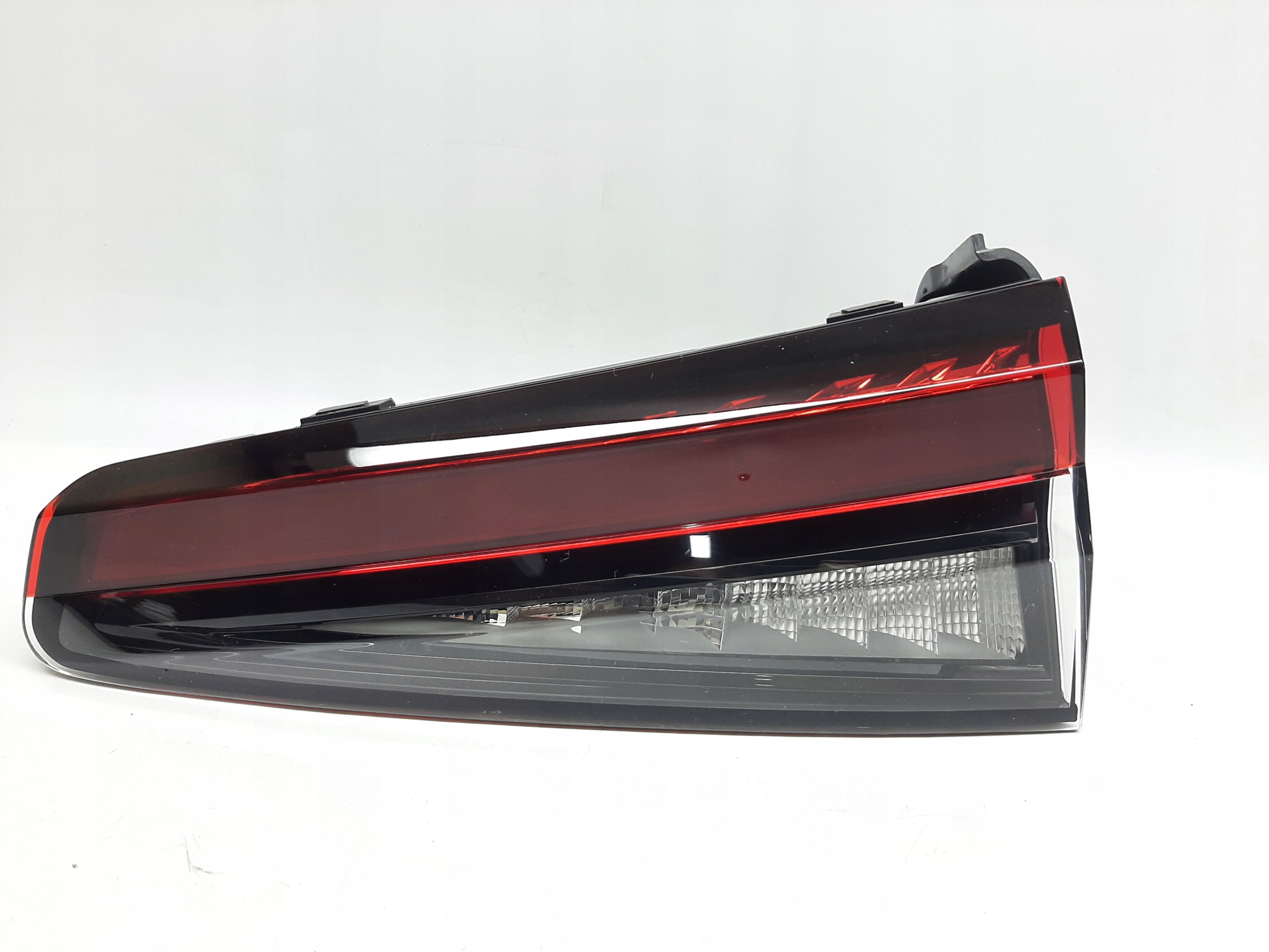 SKODA SUPERB IV KOMBI 2023- LAMPA KLAPY LED PRAWY TYŁ 3P3945094A