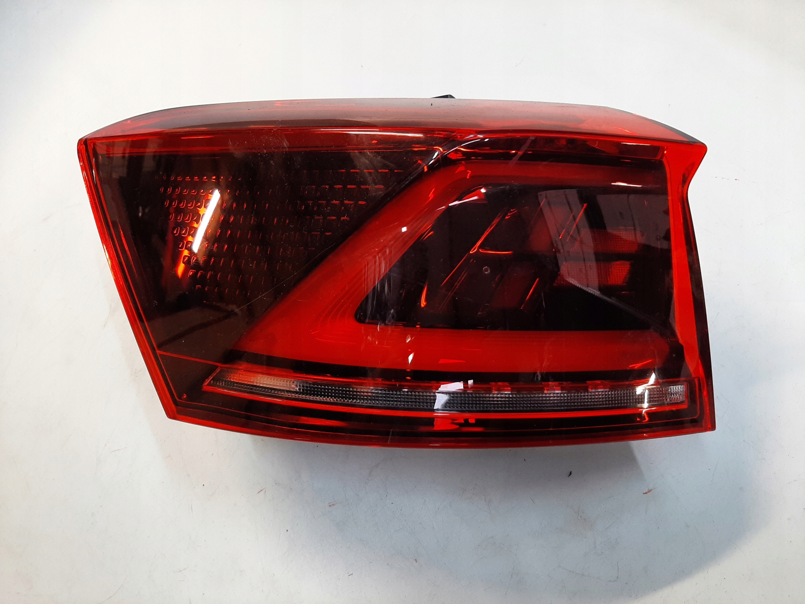 VOLKSWAGEN T-ROC LIFT 2021- LAMPA LED LEWY TYŁ 2GA945207B