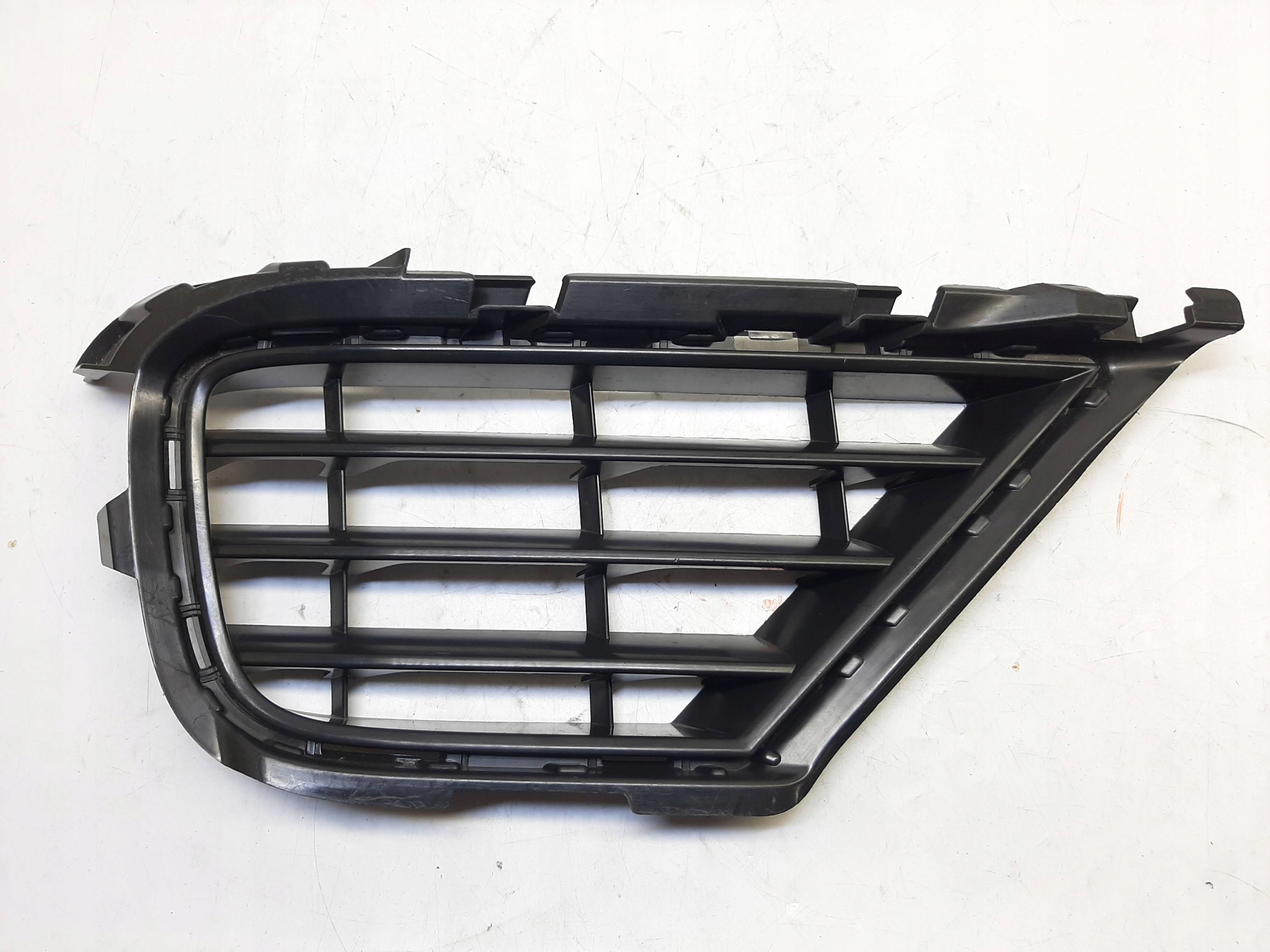 VW TOUAREG 14-17 LIFT KRATKA ATRAPA ZEWNETRZNA PRAWA SUROWA 7P6853666B