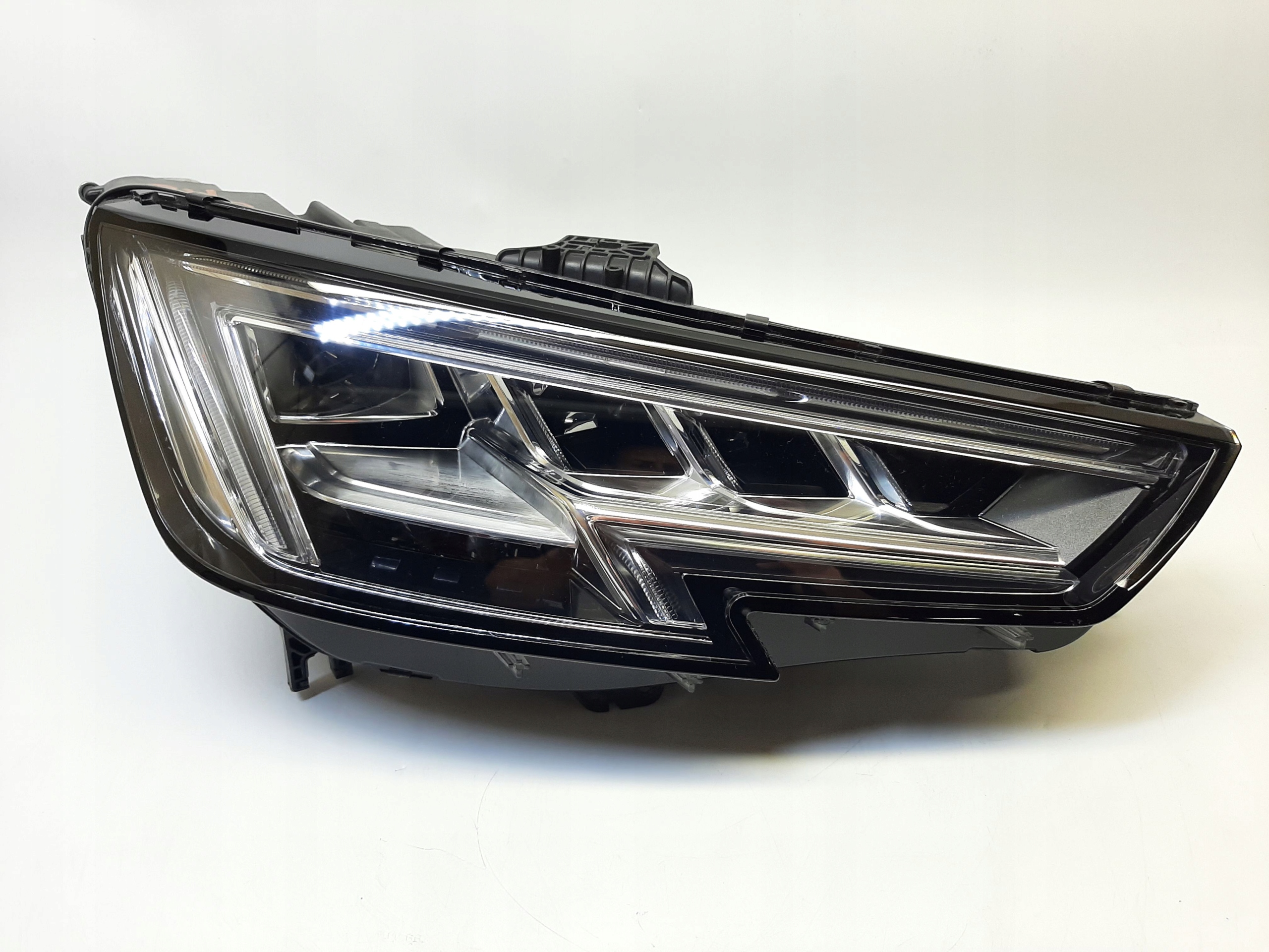 AUDI A4 S4 PRAWY REFLEKTOR LAMPA MATRIX 8W0941036