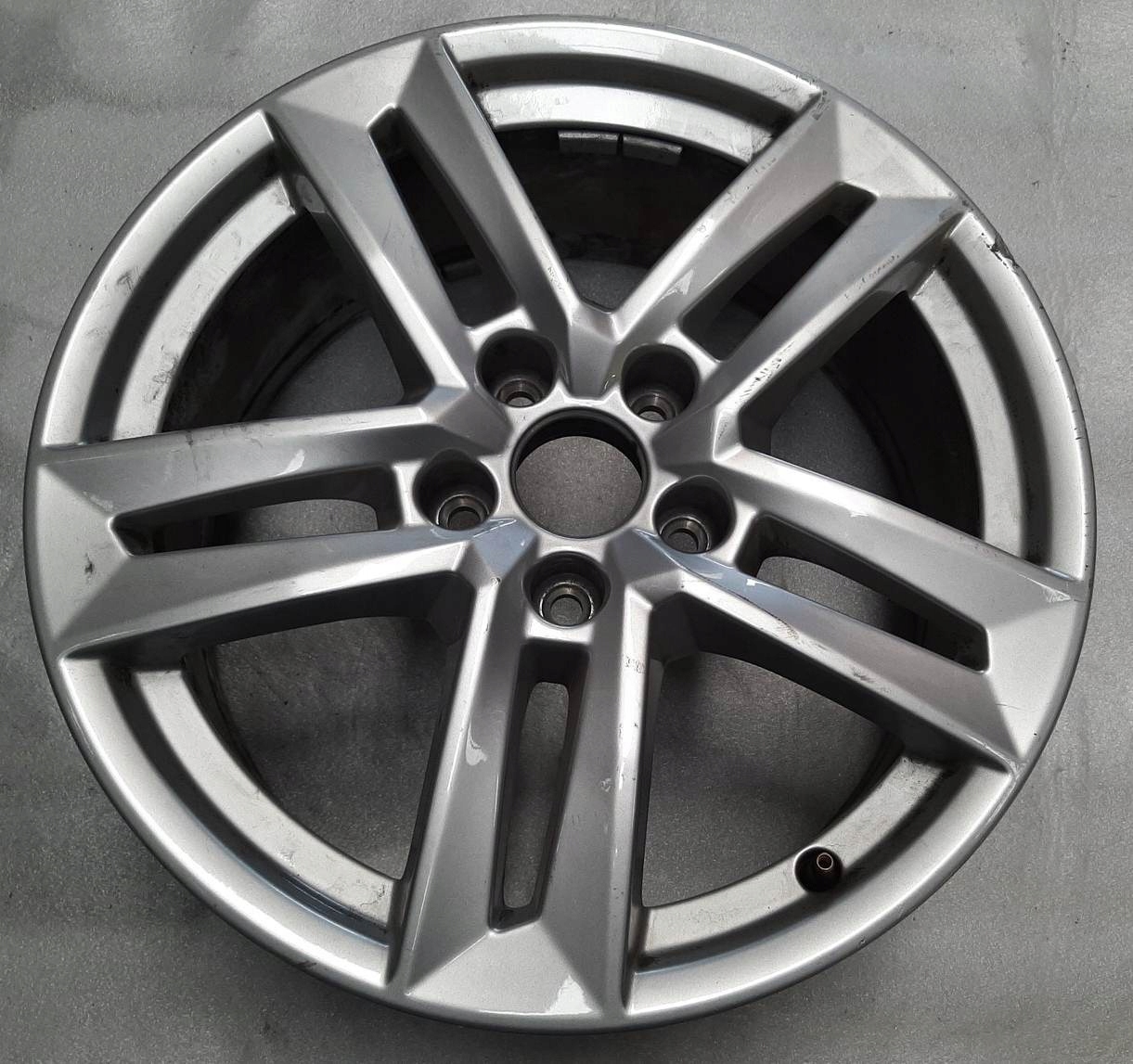 Audi A4 B9 A5 Alufelga Felga 17" 8W0601025P