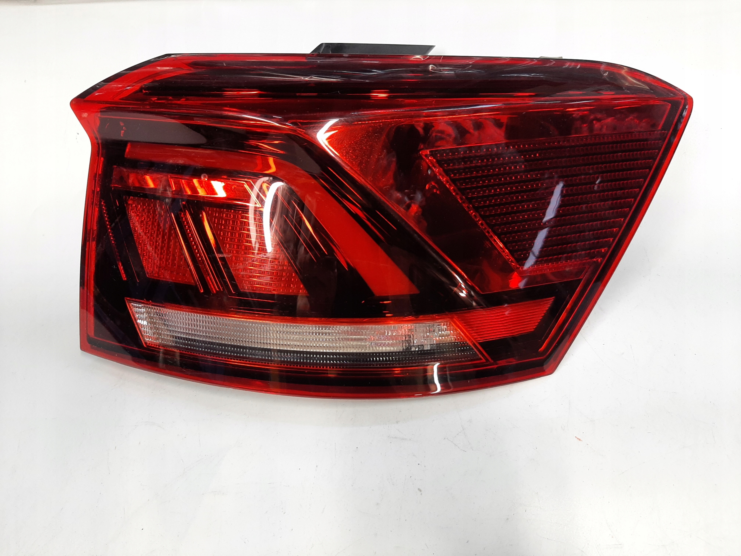 VOLKSWAGEN T-ROC 2017-21R LAMPA LED PRAWY TYŁ 2GA945096D