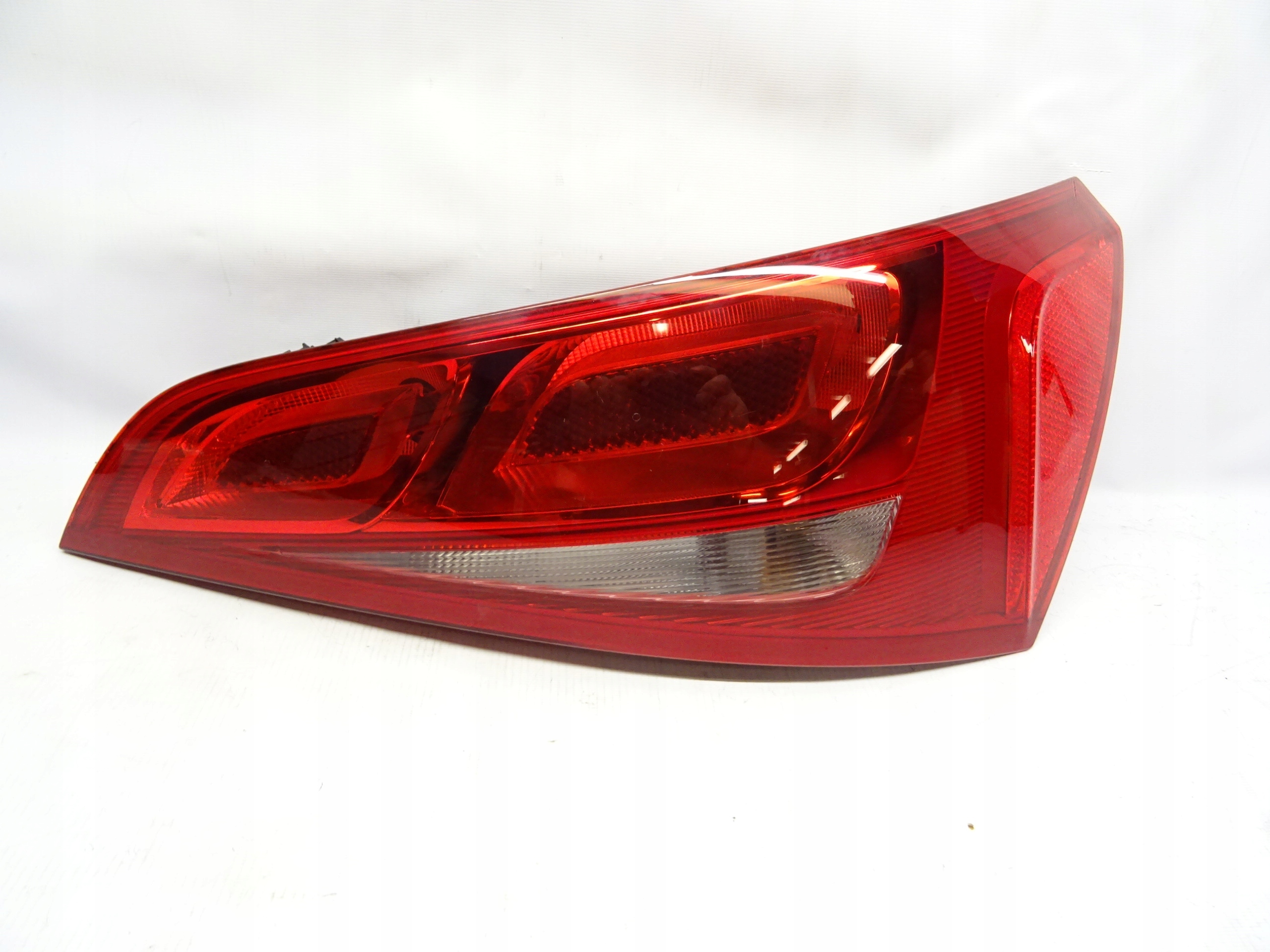 AUDI Q5 LAMPA TYLNA PRAWA ZWYKŁA 8R0945094