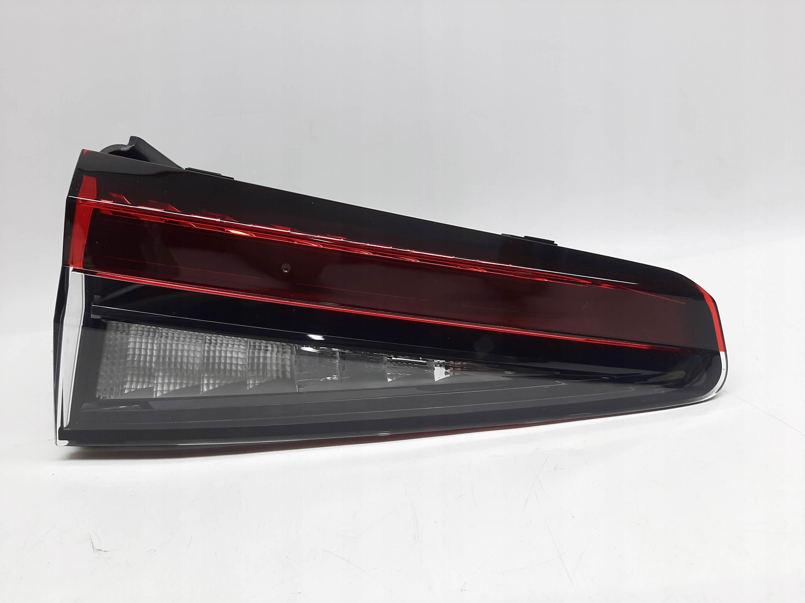 SKODA SUPERB IV KOMBI 2023- LAMPA KLAPY LED LEWY TYŁ 3P0945093