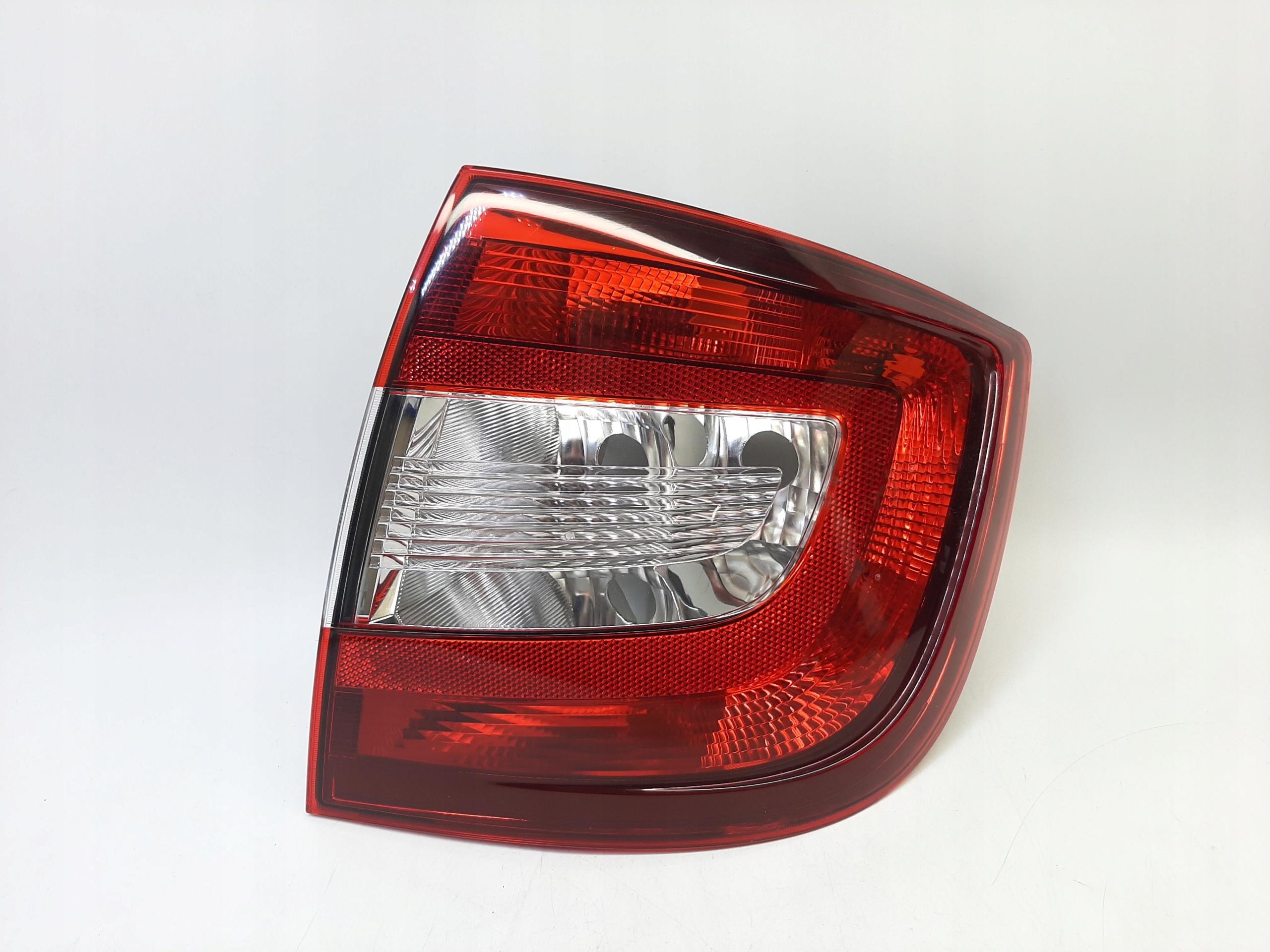 Skoda Rapid Liftback Lampa Tylna Prawa 5JH945096 oryginał