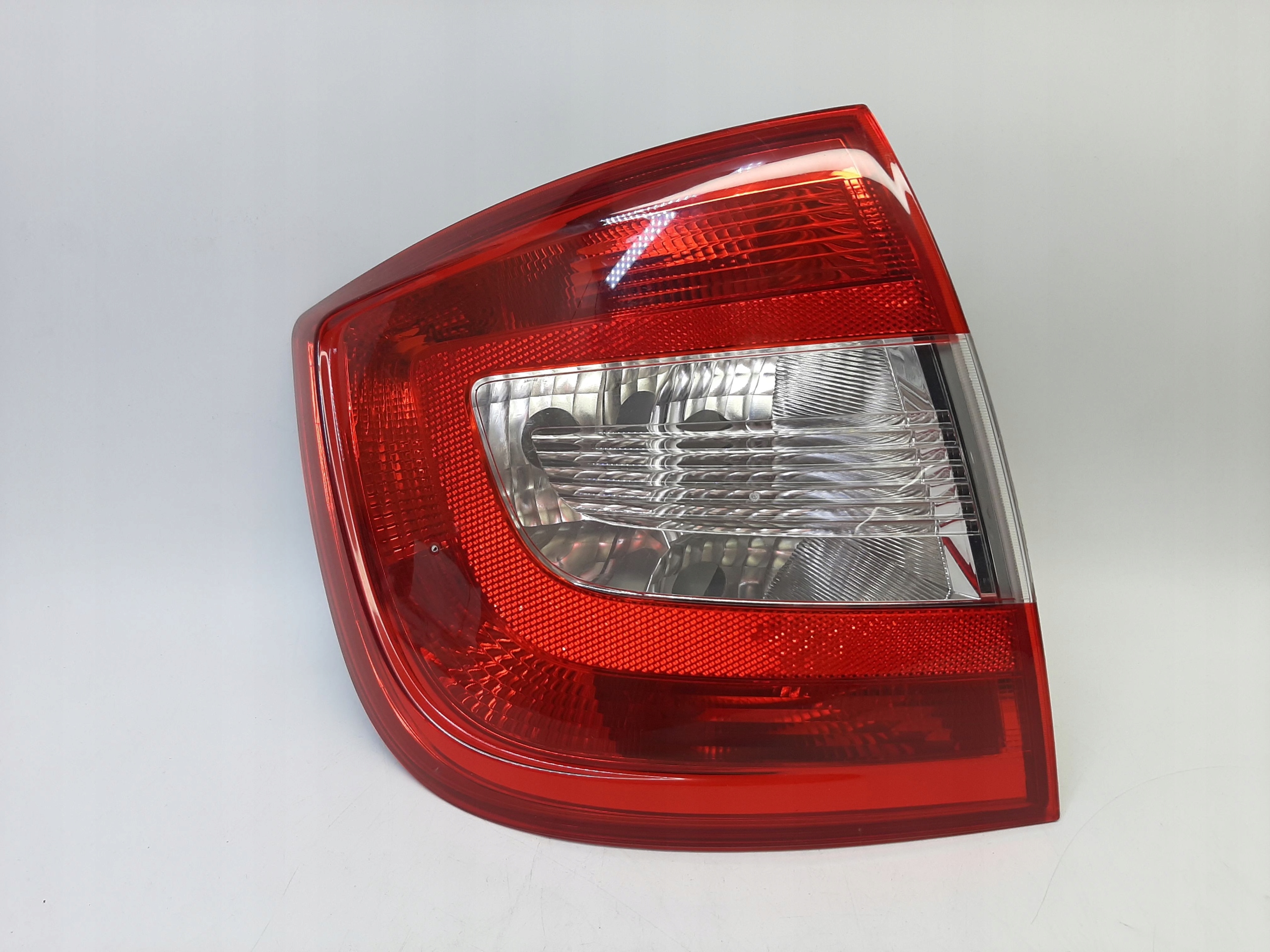 Skoda Rapid Liftback Lampa Tylna Lewa 5JH945095A