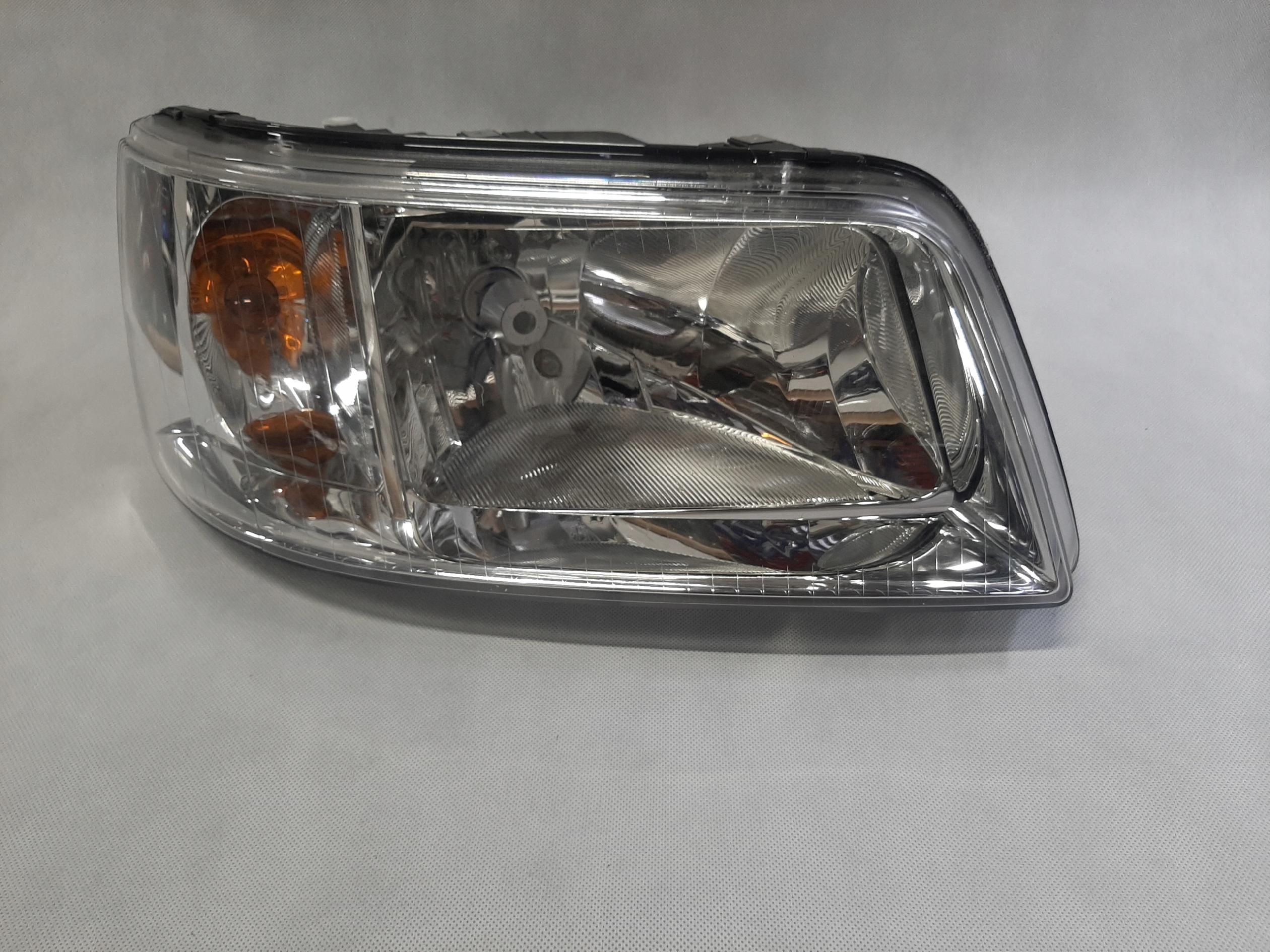 Volkswagen T5 Reflektor Lampa PRAWA 7H1941018N