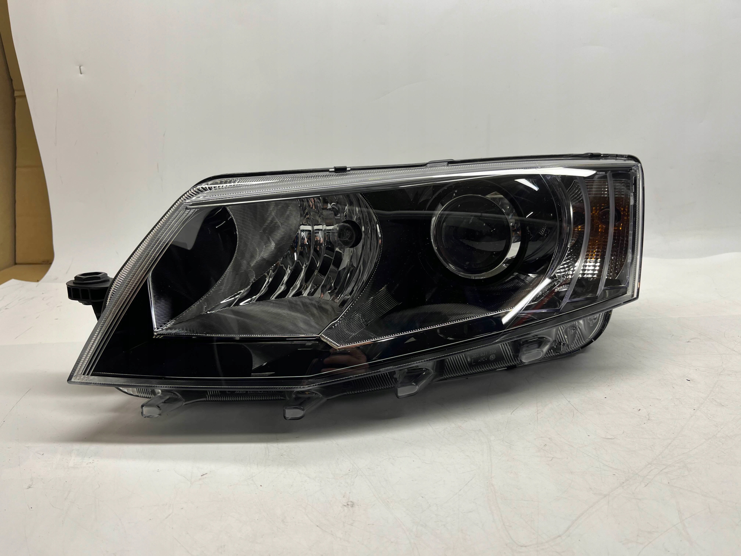 SKODA OCTAVIA 3 2014-2018 REFLEKTOR LAMPA LEWA XENON 5E1941015A