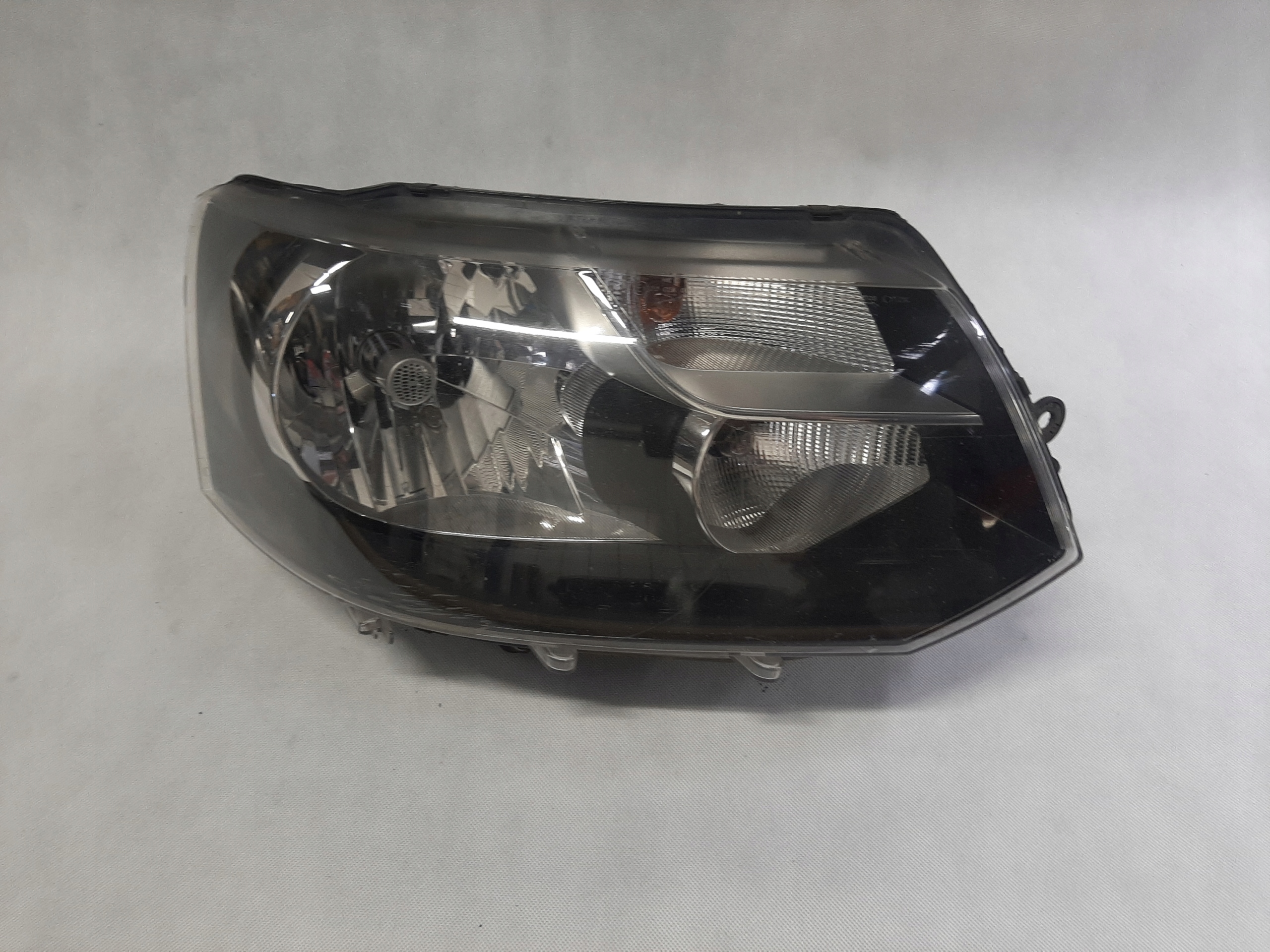 VW T5 2010 - 2015 Reflektor Lampa Zwykła PRAWA 7E1941016D