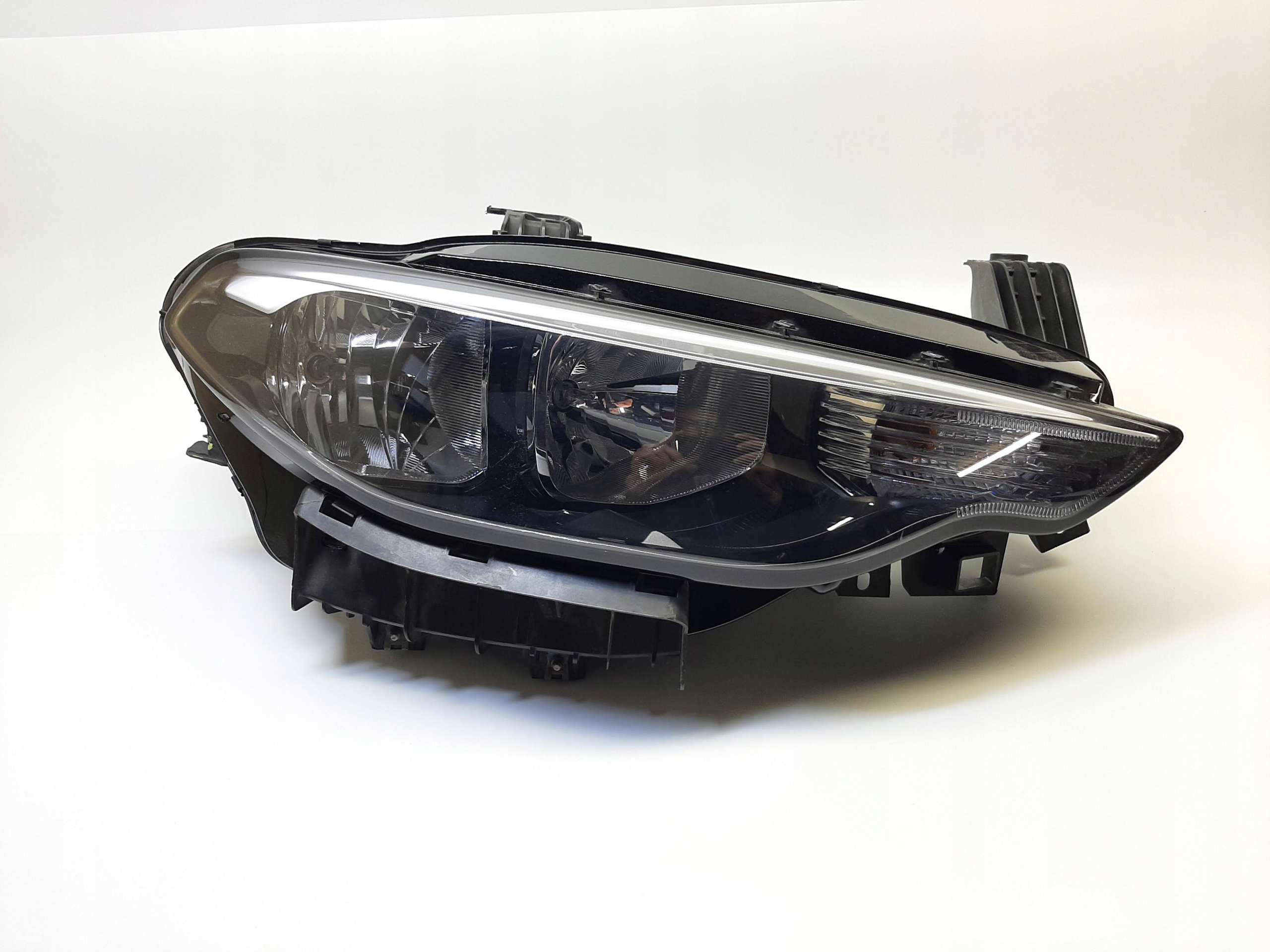 FIAT TIPO PRAWY REFLEKTOR LAMPA VALEO USZKODZONY 01053299800010