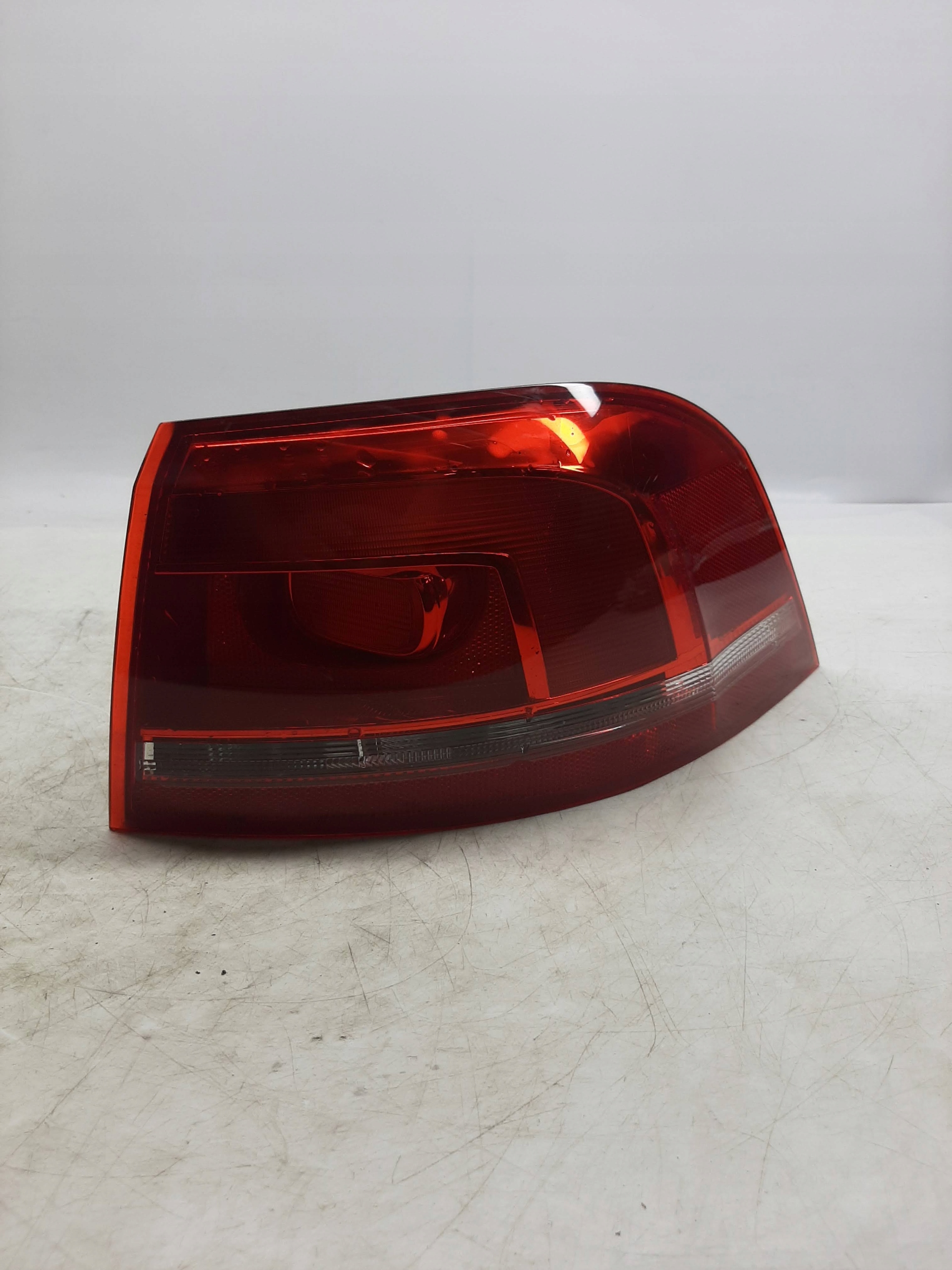 VW PASSAT B7 LAMPA TYŁ PRAWA TYLNA ZEWNĘTRZNA VARIANT 3AF945096E