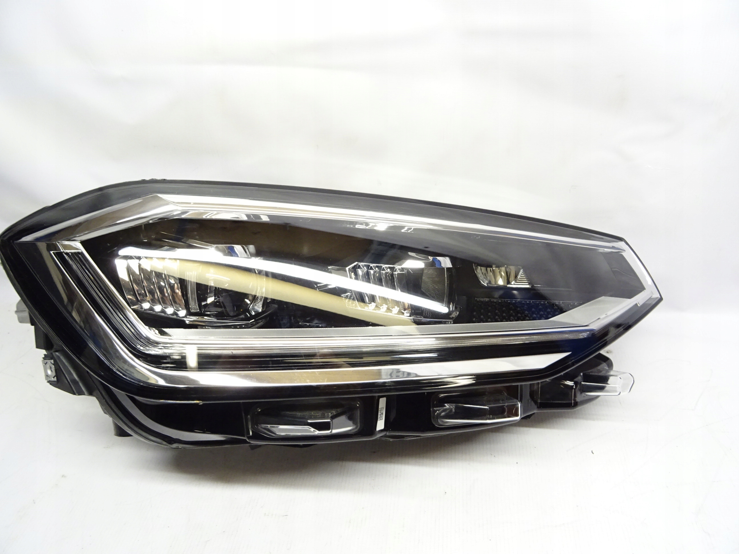 VW SPORTSVAN REFLEKTOR PRAWY FULL LED 517941082