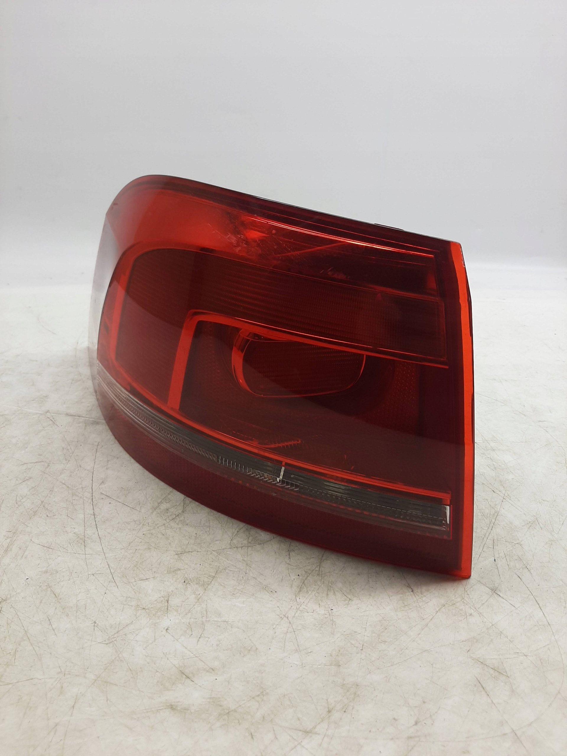 VW PASSAT B7 LAMPA TYLNA ZWYKŁA LEWA 3AF945095E