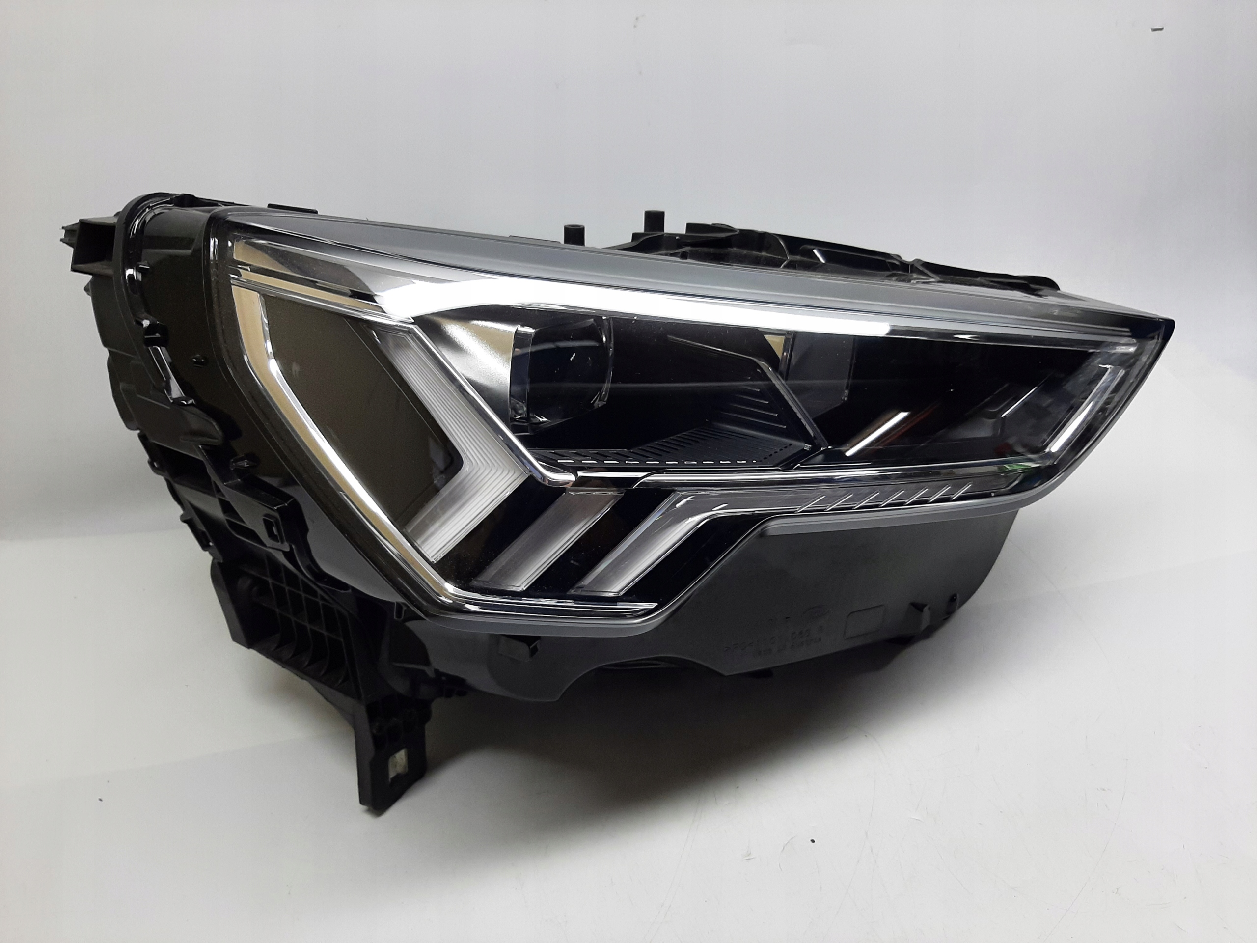 Audi Q3 Reflektor Lampa Przednia Prawa ZKW 83A941034