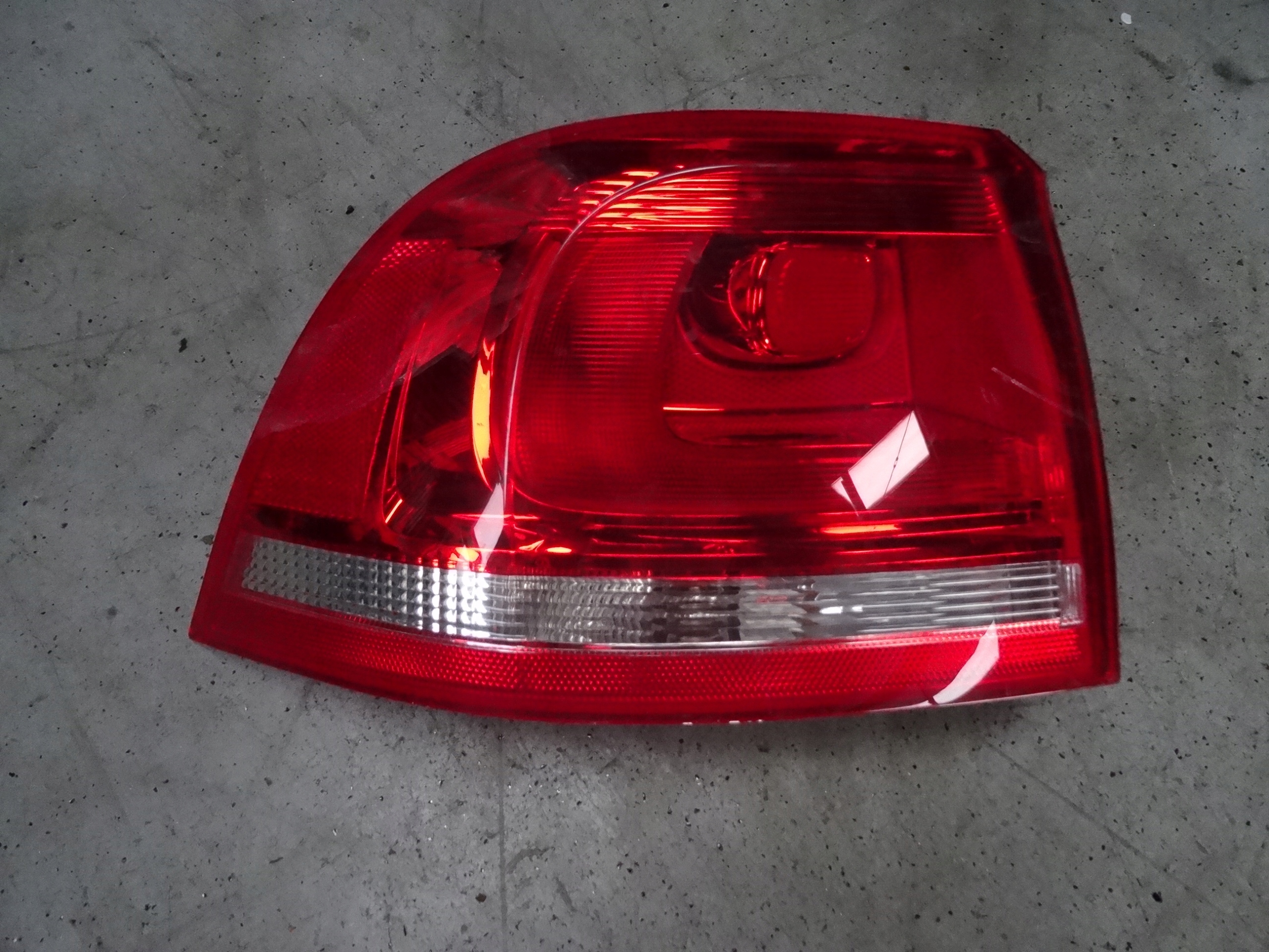 VW TOUAREG II LAMPA LEWA TYLNA 7P6945095D