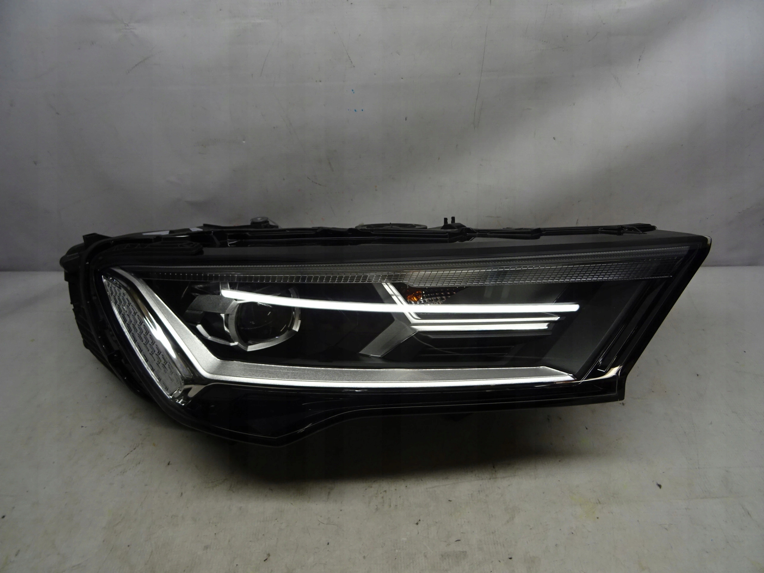 AUDI Q7 REFLEKTOR PRAWY NOWY 4M0941012A