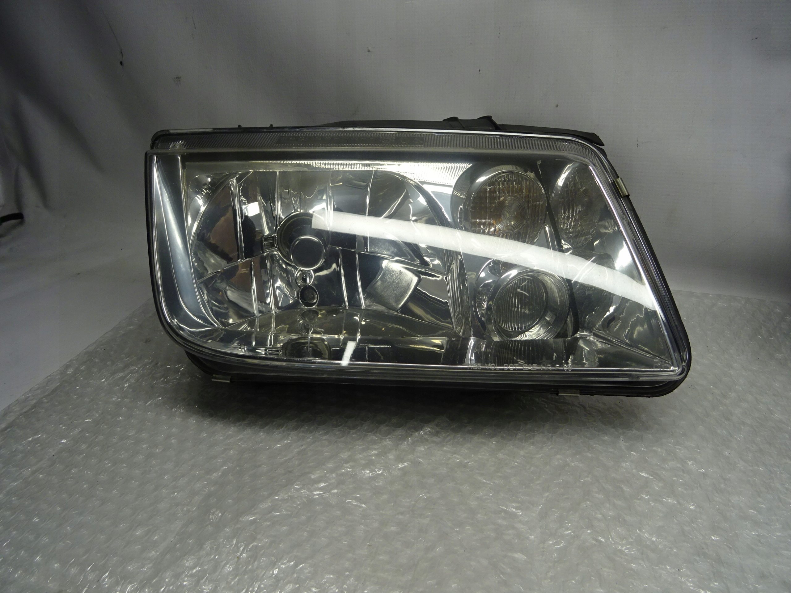 LAMPA REFLEKTOR PRAWY VW BORA MVW161-H032