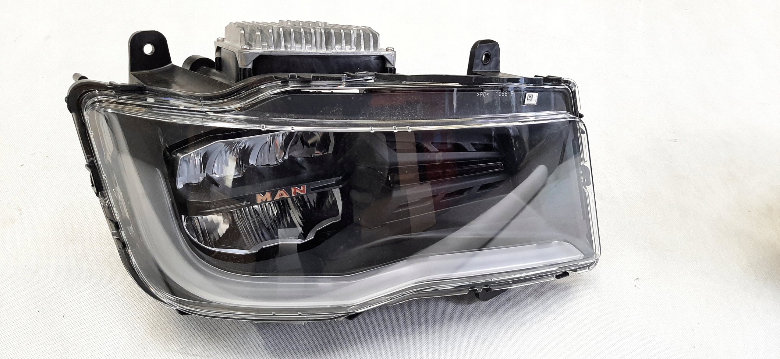 Reflektor prawy MAN TGX FULL LED 81251016822