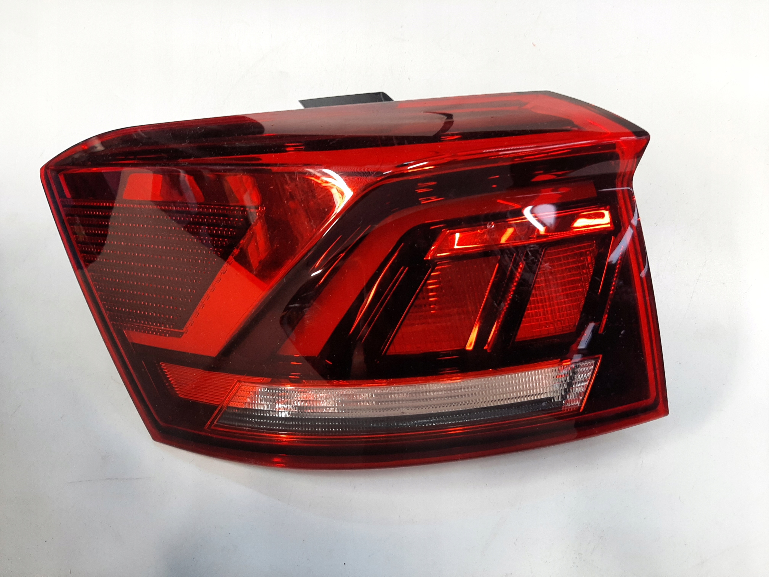 VOLKSWAGEN T-ROC LIFT 2021- LAMPA LED LEWY TYŁ 2GA945095D