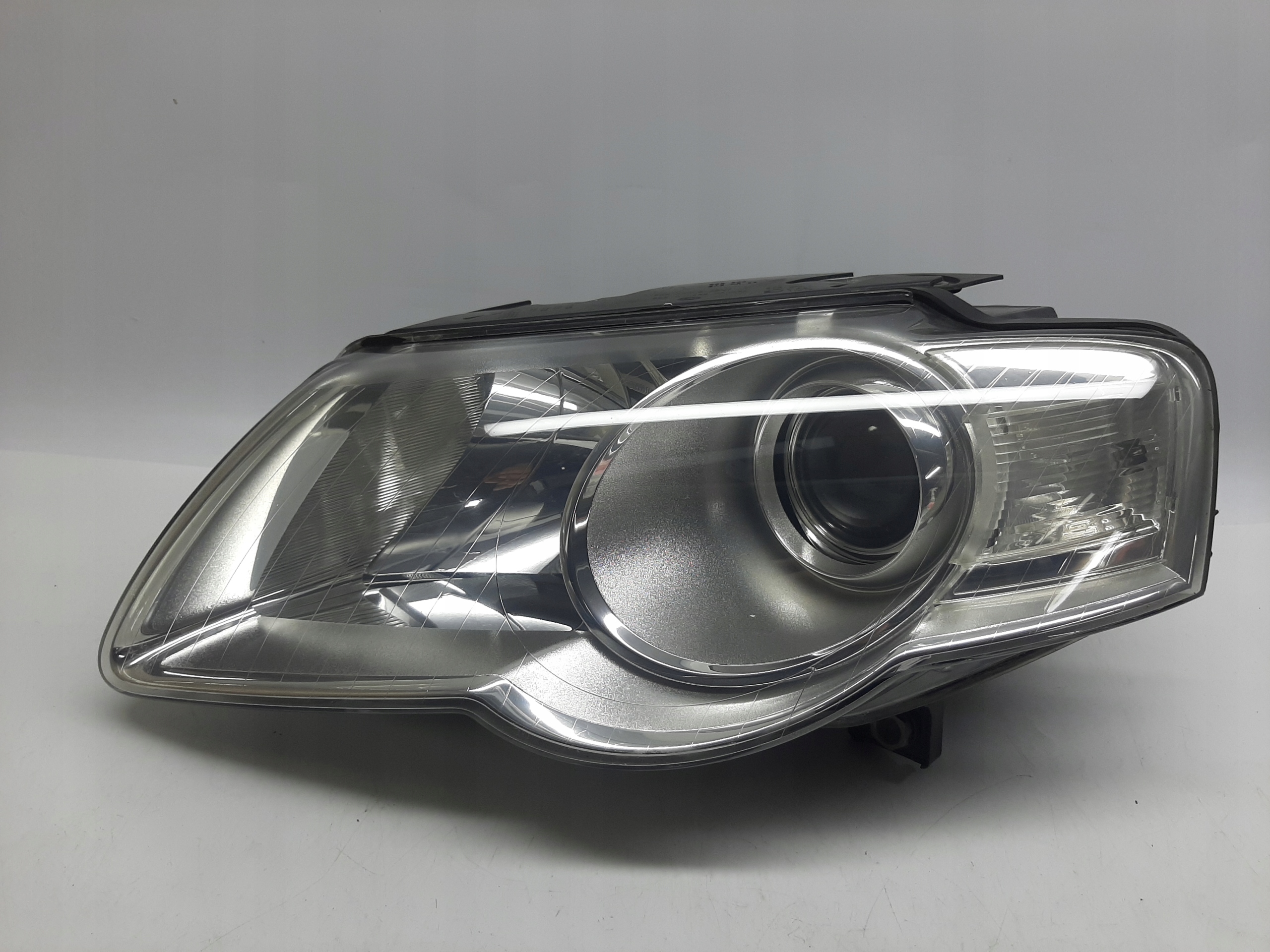 VW Passat B6 Reflektor Lampa Hella LEWA 3C0941005Q