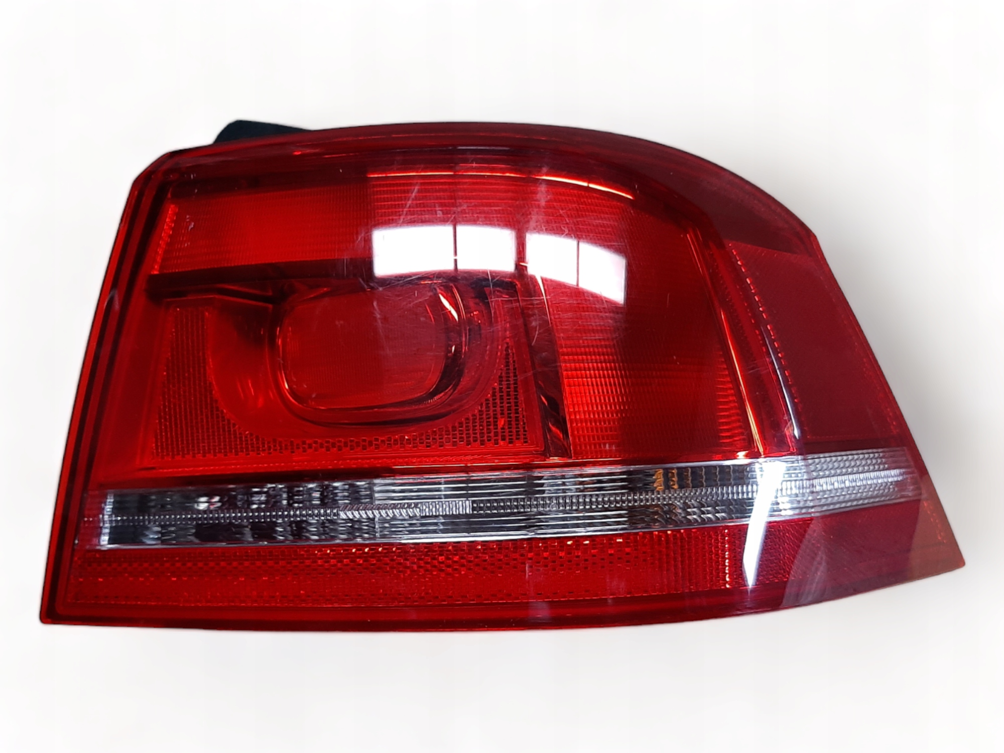 VW PASSAT B7 LAMPA TYLNA PRAWA ZWYKŁA 3AE945096F