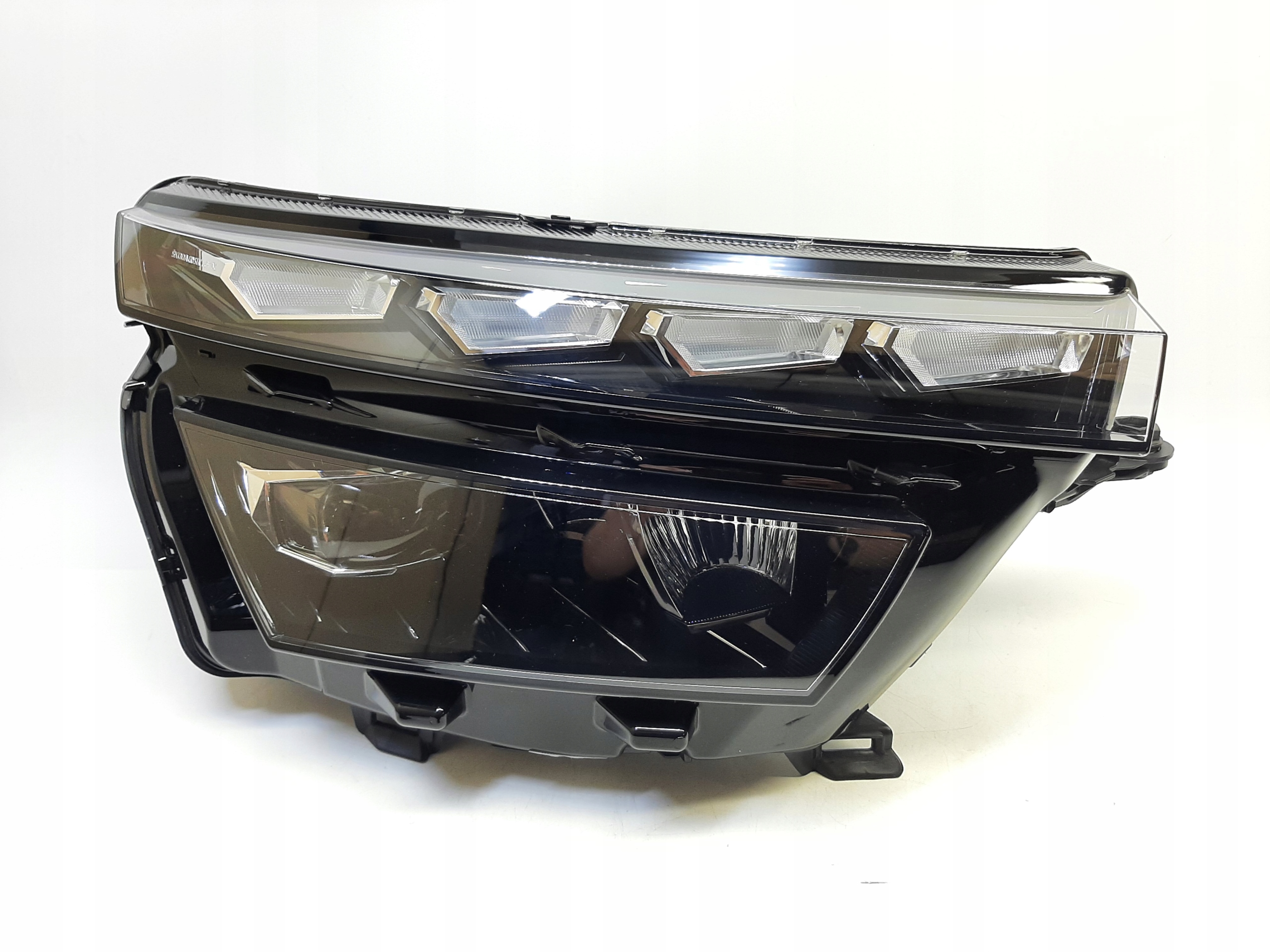 SKODA KAMIQ PRAWY REFLEKTOR LED 658941016B