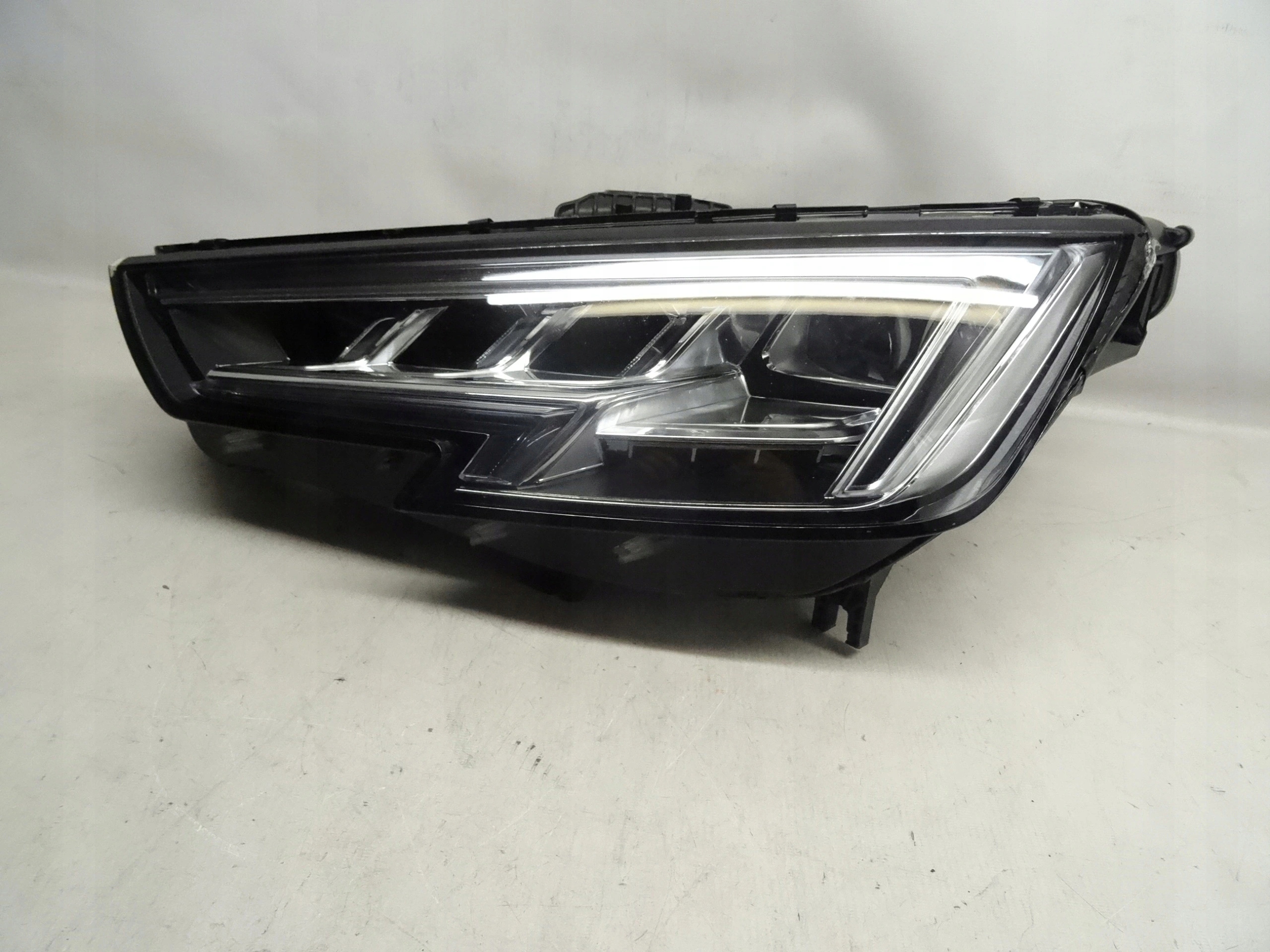 AUDI A4 B9 REFLEKTOR LEWY MATRIX LED 8W0941035