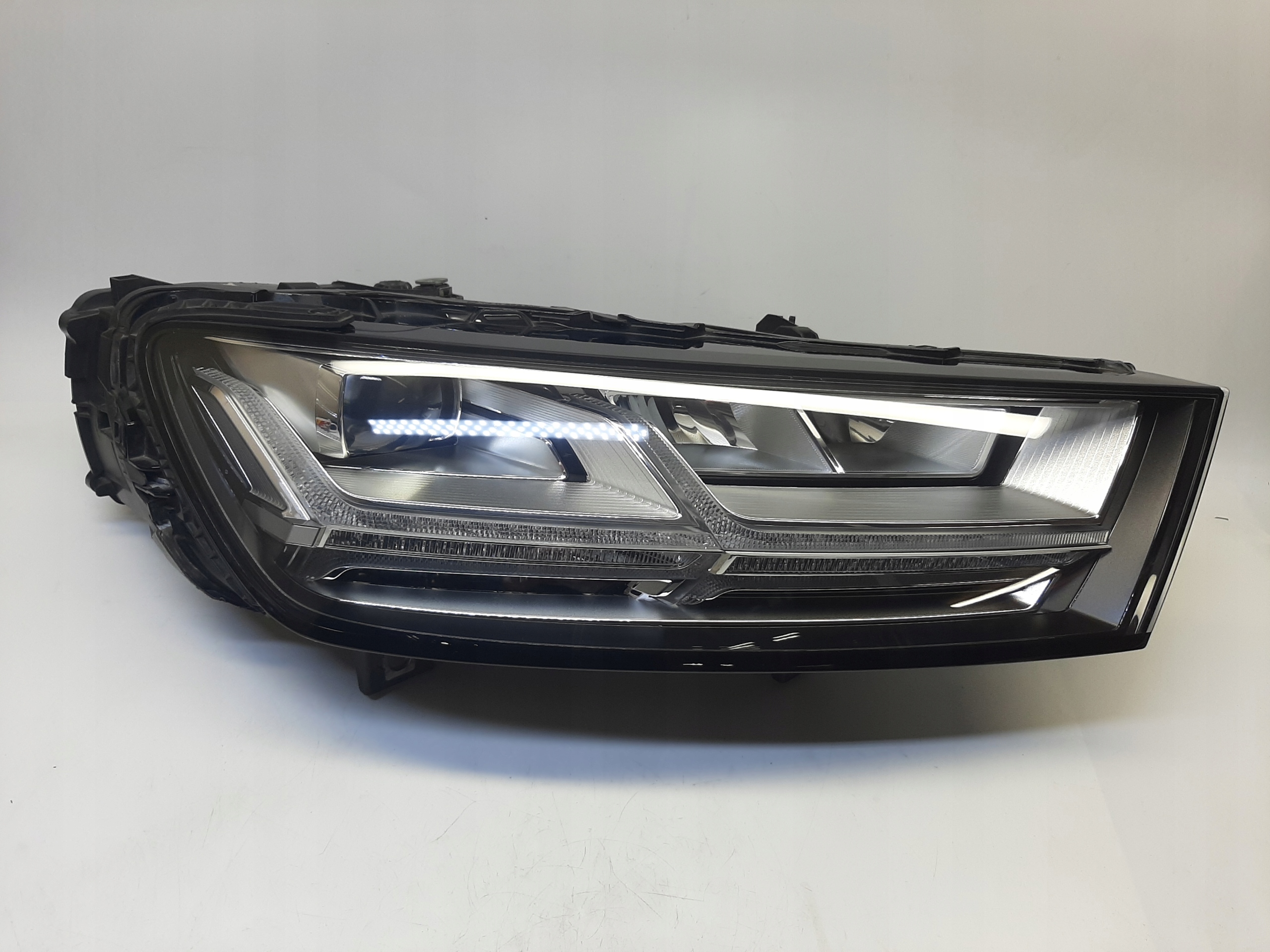 AUDI Q7 2015-2021 PRAWY REFLEKTOR LAMPA LED 4M0941034